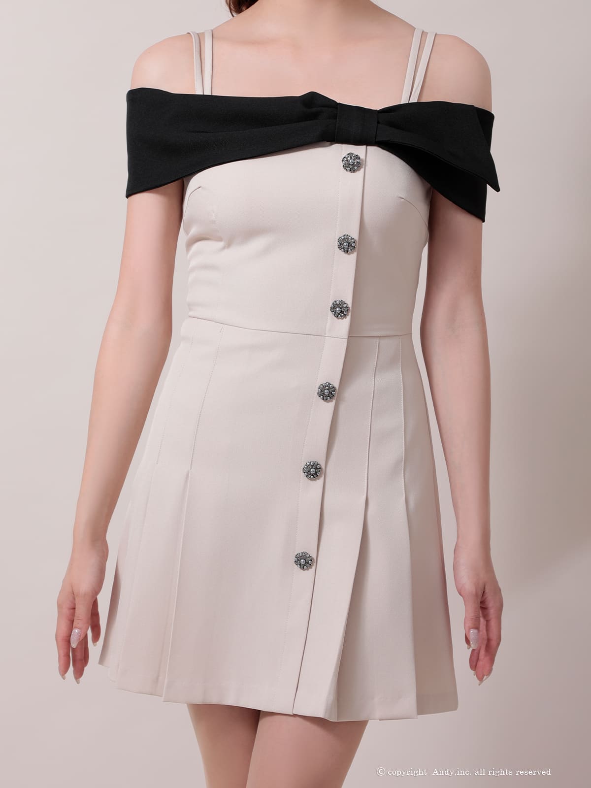 肩あき リボン バイカラー ボタン プリーツ フレアミニドレスの全身バック画像1