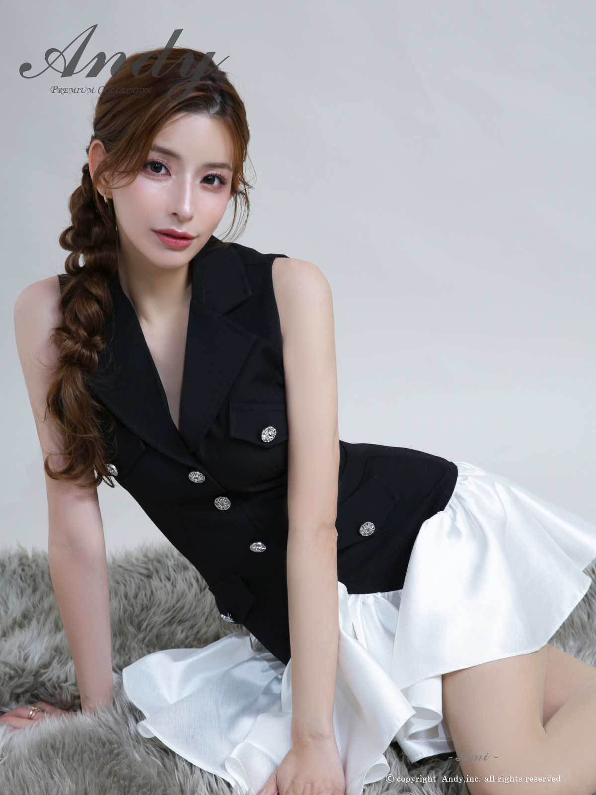 ノースリーブ 襟付き Vカット ビジューボタン プリーツ ワンカラー チュール フレアミニドレスの全身フロント画像