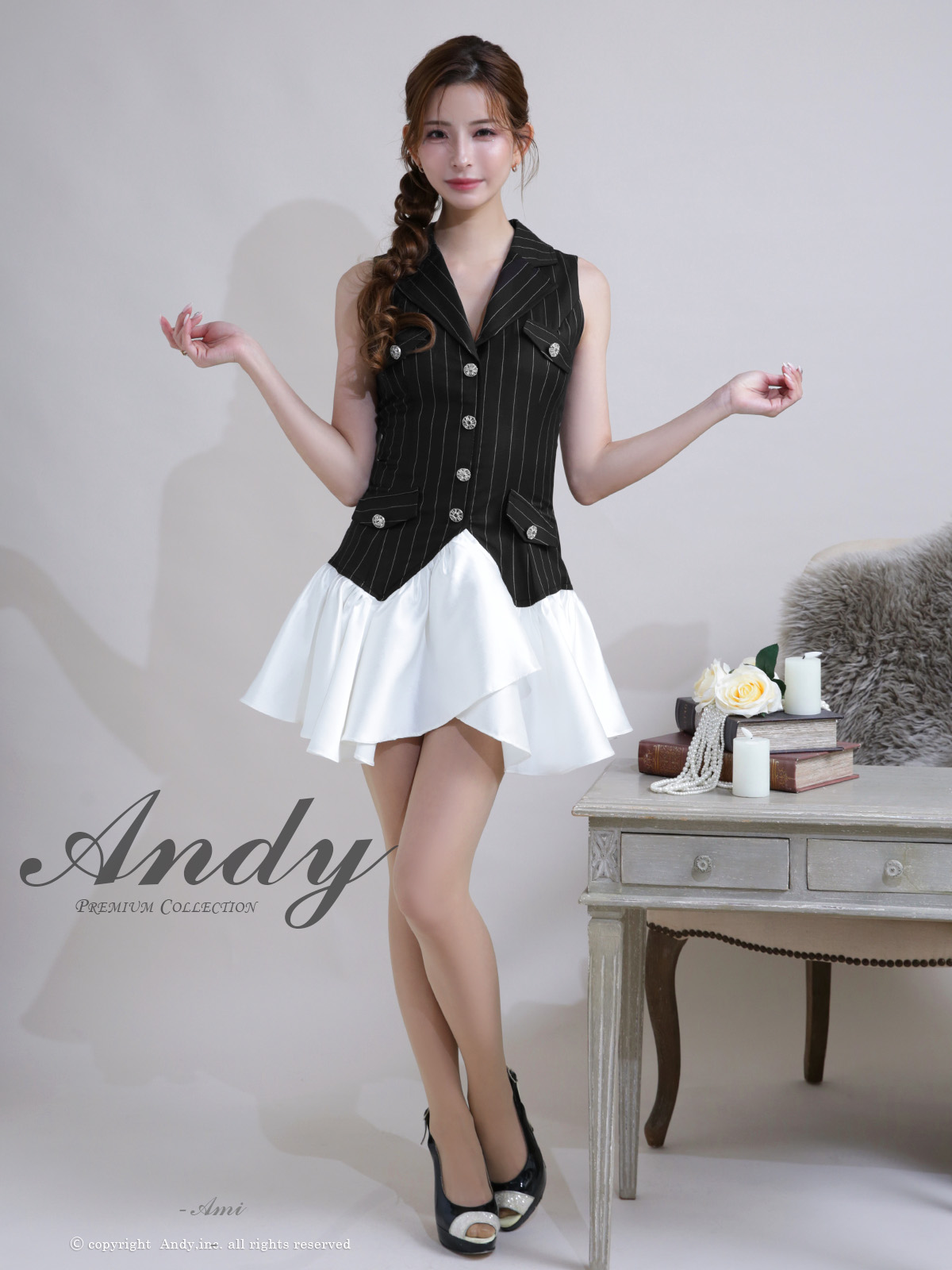 ノースリーブ 襟付き Vカット ビジューボタン プリーツ ワンカラー チュール フレアミニドレスの全身バック画像