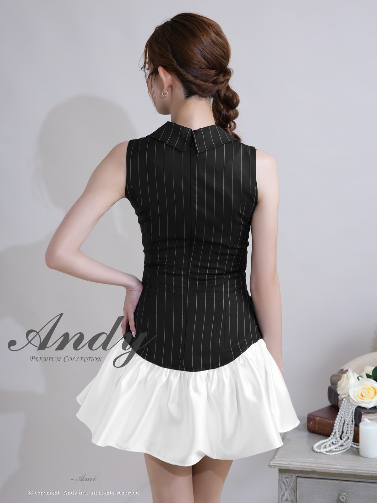 ノースリーブ 襟付き Vカット ビジューボタン プリーツ ワンカラー チュール フレアミニドレスの全身フロント画像