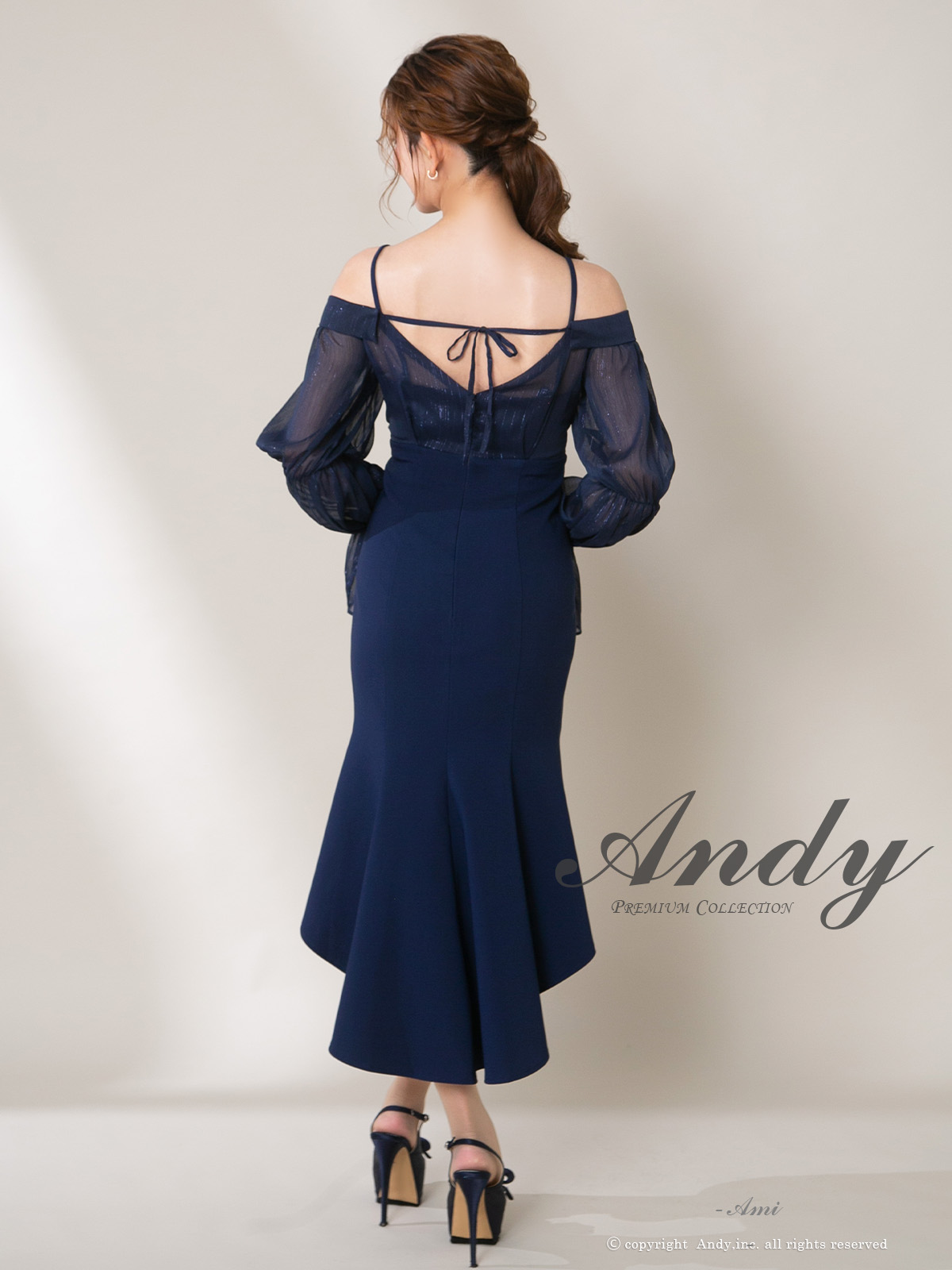 肩あき 長袖 シースルー シアースリーブ ボタン リボン タイトロングドレスの全身バック画像2