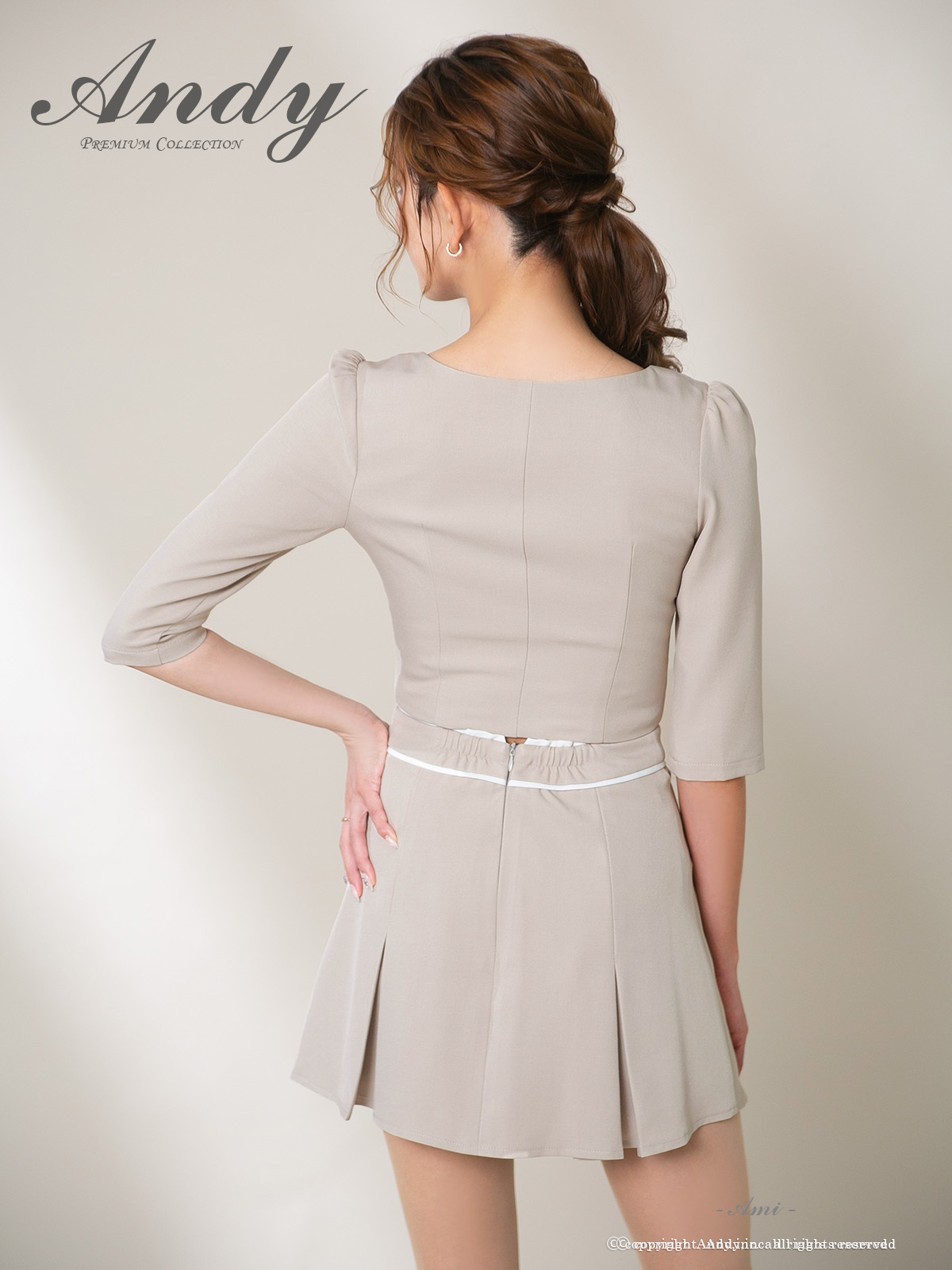 袖あり セットアップ ジップデザイン スクエアネック プリーツ フレアミニドレスの全身バック画像2