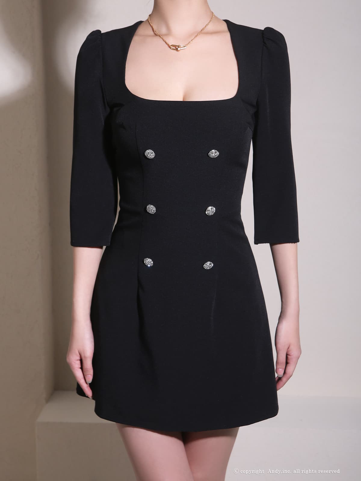 袖あり スクエアネック ボタン ワンカラー フレアミニドレスの全身バック画像1