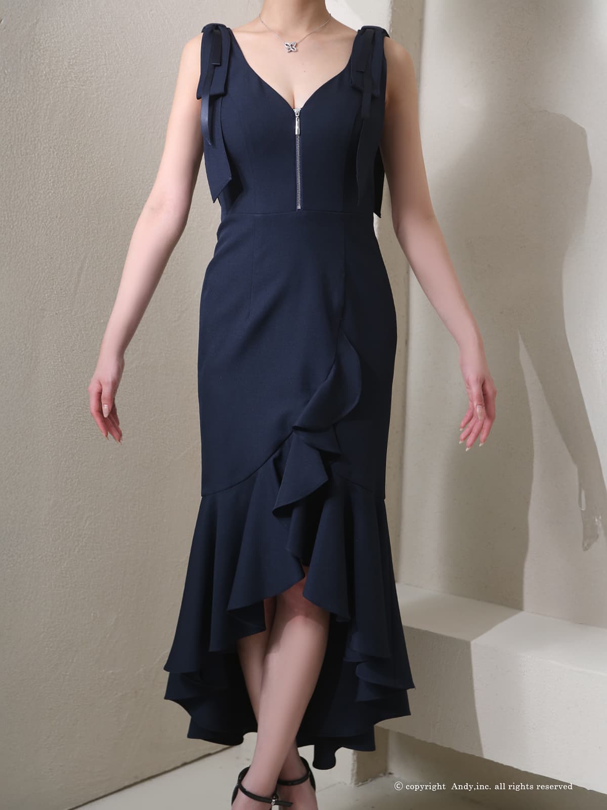 ノースリーブ ジップデザイン ショルダーリボン フリル ワンカラー ロングテールドレスの全身バック画像1