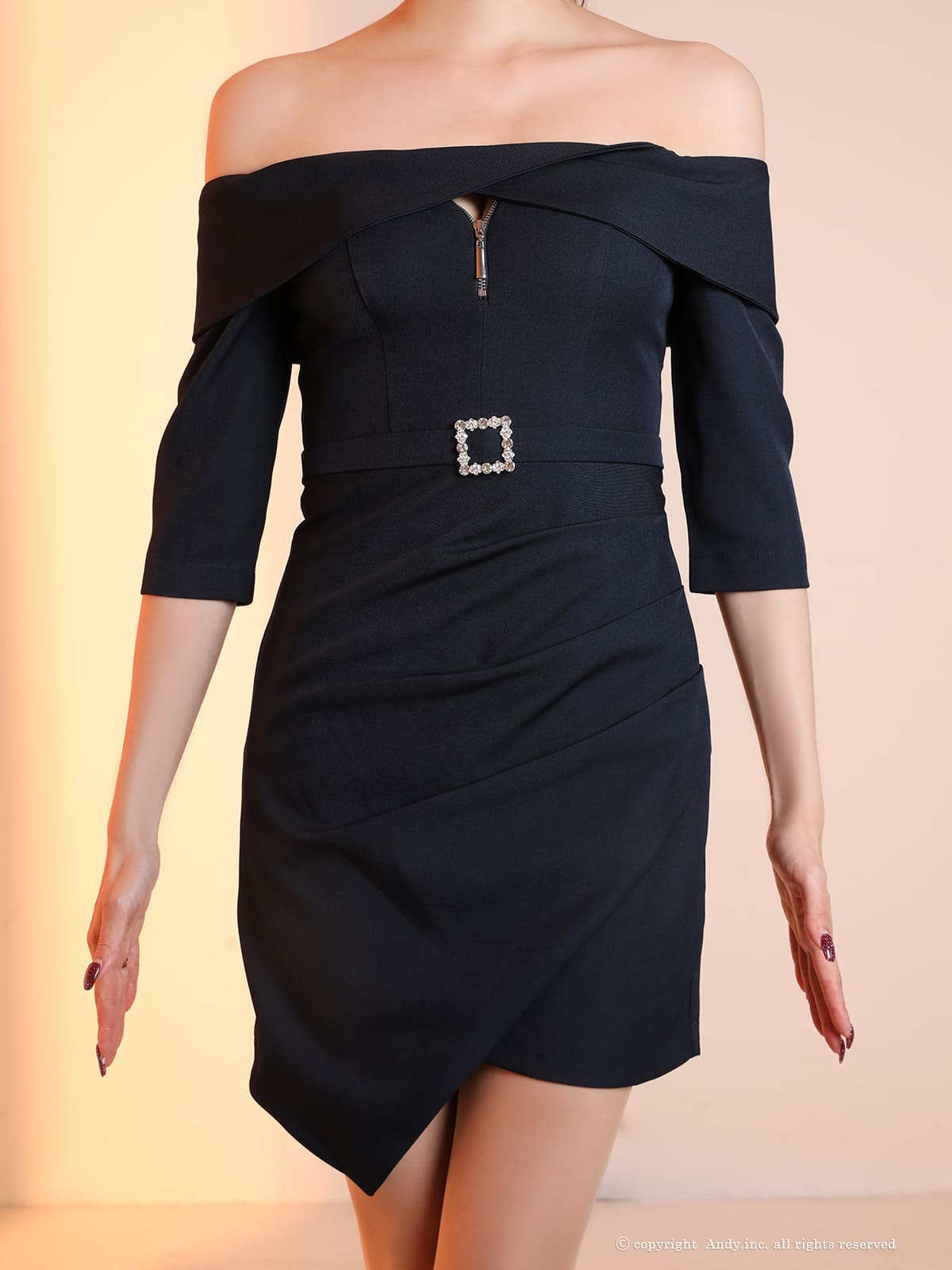 オフショルダー ジップデザイン 袖あり アシメスカート 無地 タイトミニドレスの全身バック画像1