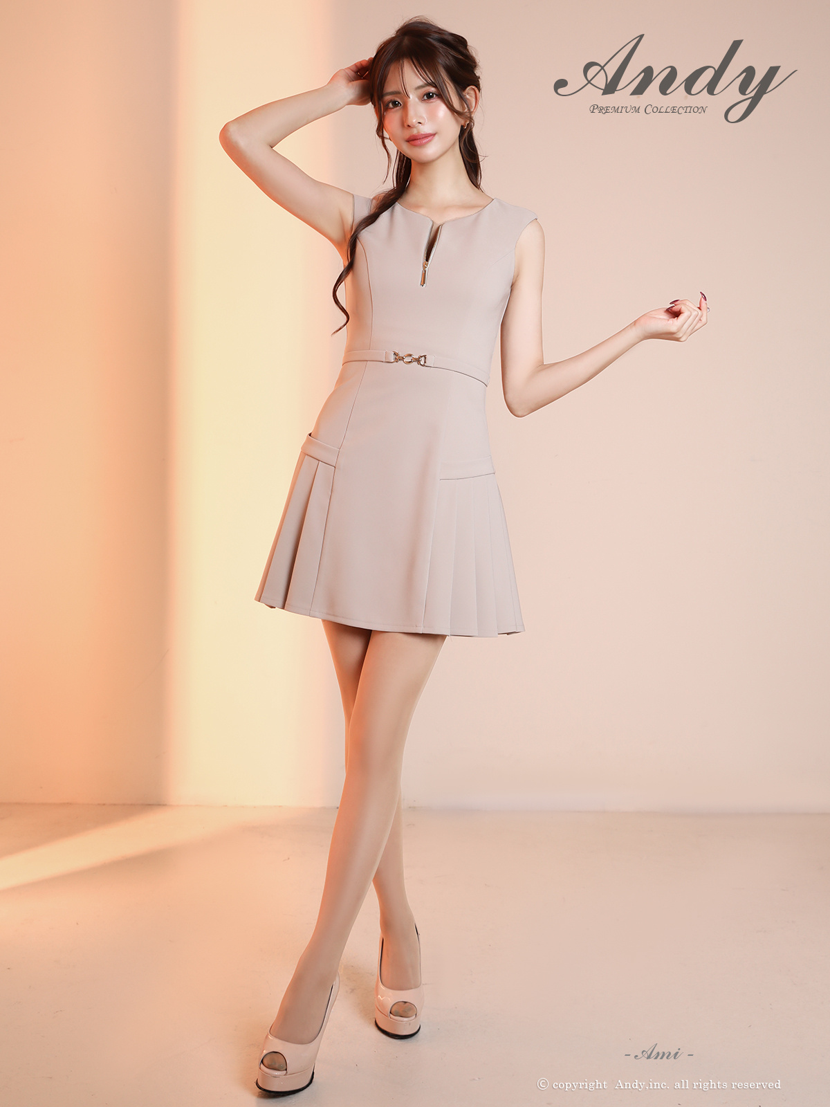 ノースリーブ ジップデザイン ベルト プリーツ ワンカラー フレアミニドレスの全身フロント画像1