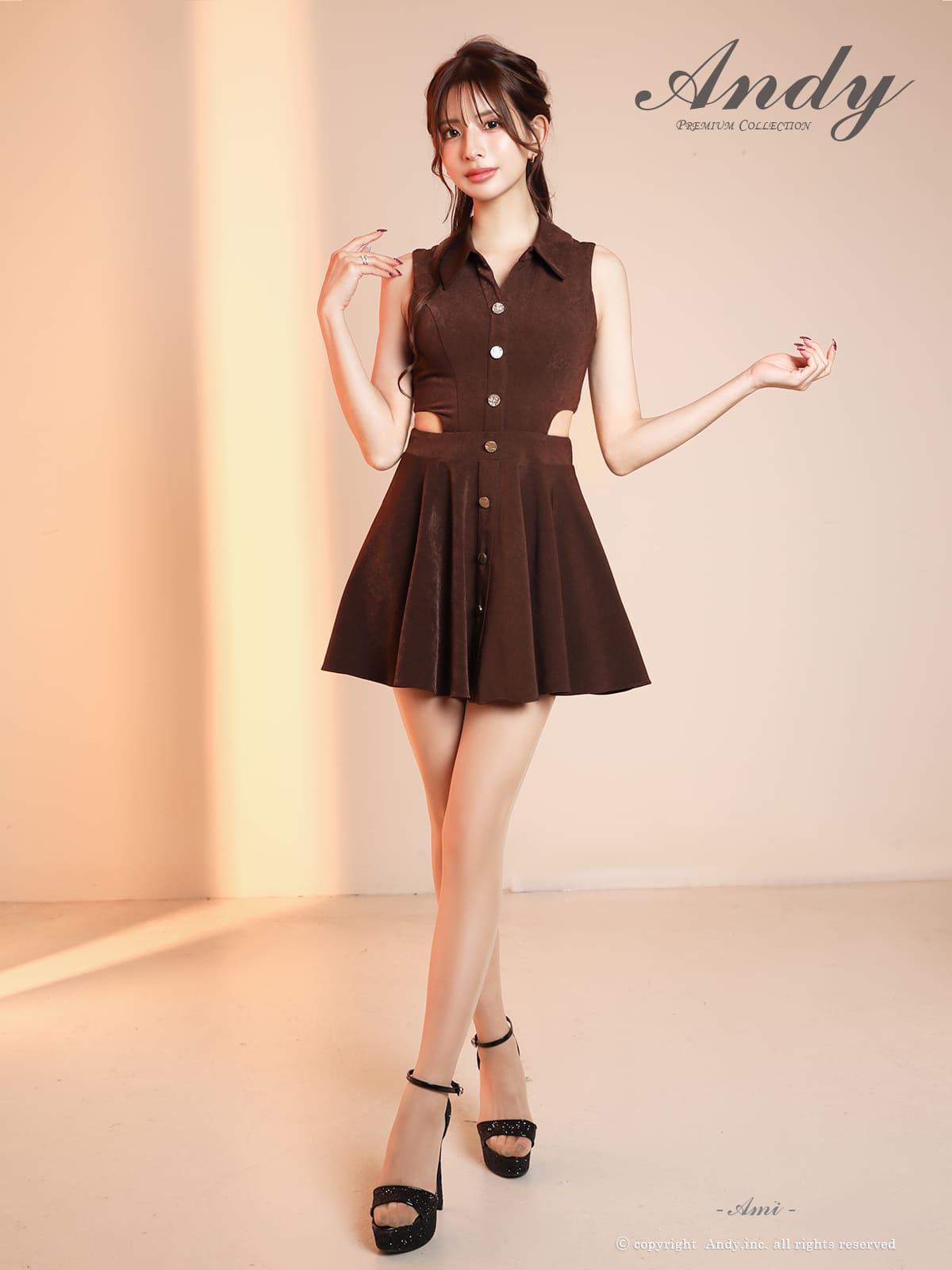 ノースリーブ ウエスト カットアウト ボタン 襟付き フレアミニドレスの全身フロント画像1