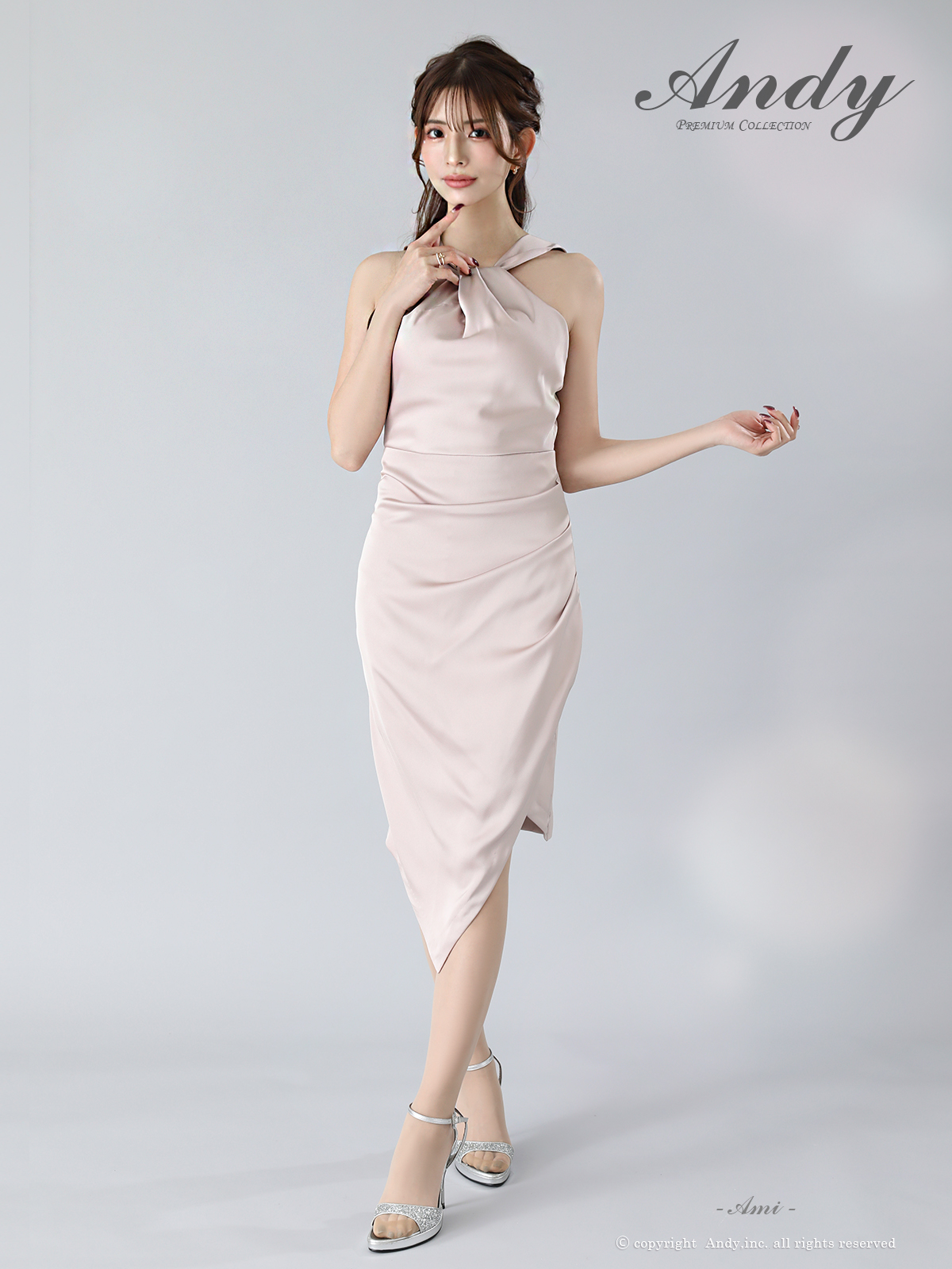 シンプル ホルターネック ワンカラー シャーリング 膝丈ドレスの全身フロント画像1