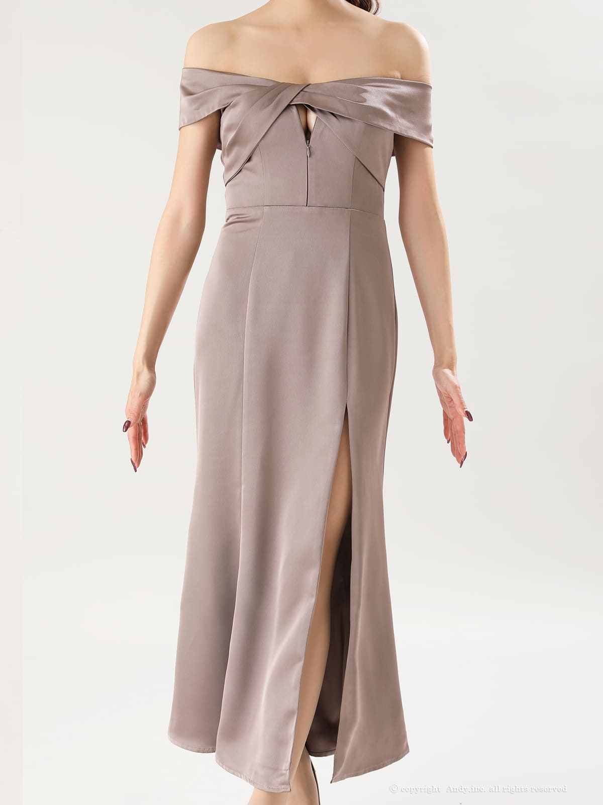 オフショルダー ジップデザイン スリット クロスデザイン タック タイトロングドレスの全身サイド画像1