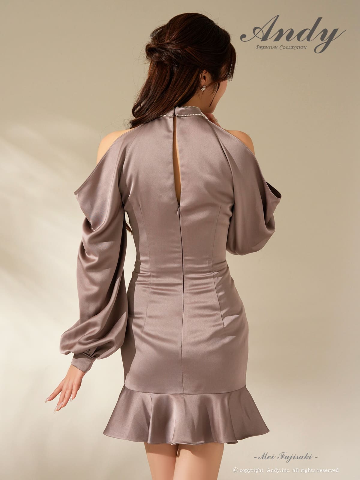 長袖 肩あき ジップデザイン 裾フリル ビジュー ギャザー ラインストーン バストカット バックカット タイトミニドレスの全身サイド画像1