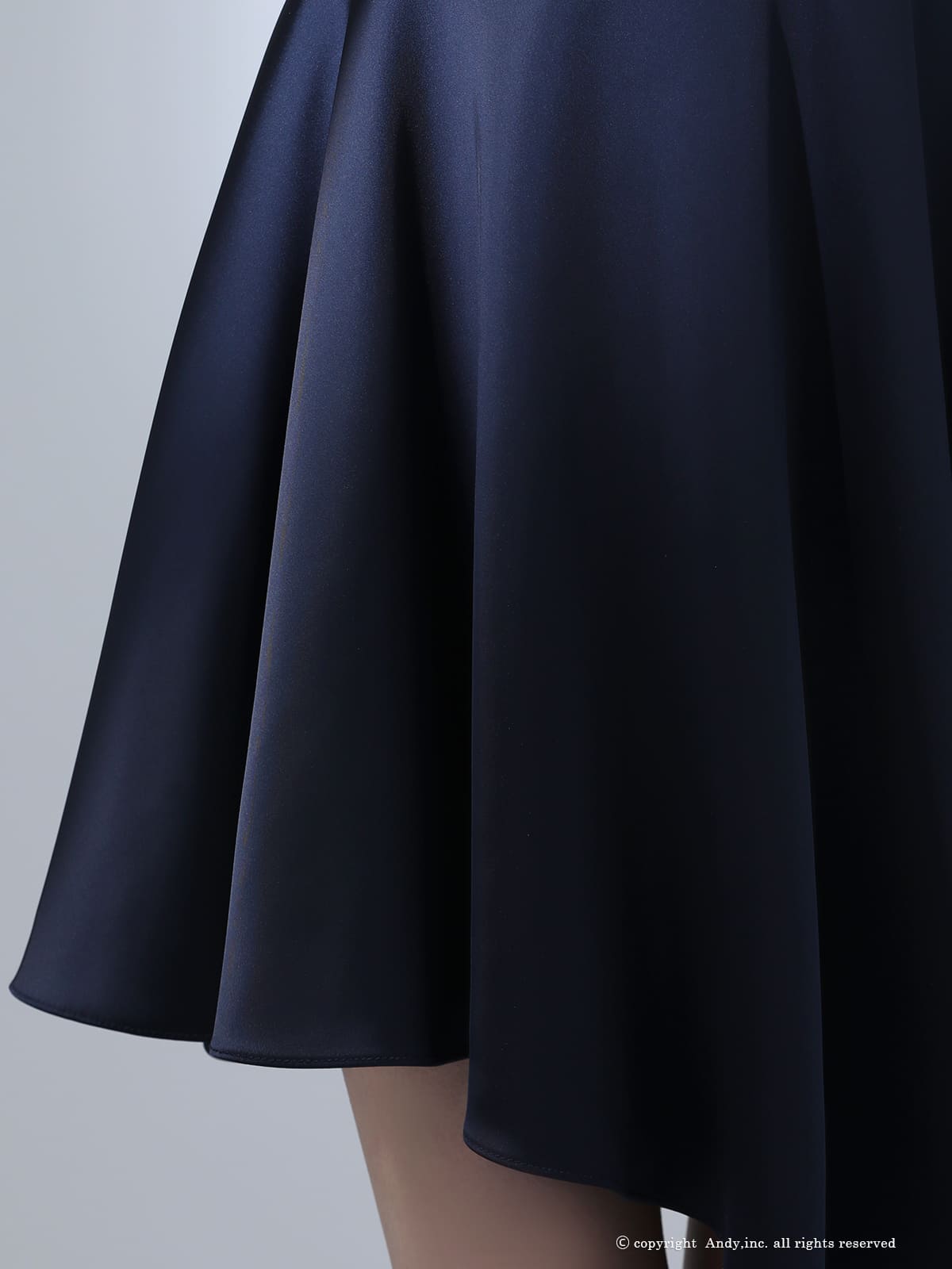 キャミソール ジップデザイン ドレープ アシンメトリー サテン ワンカラー フレアミニドレスの全身フロント画像2