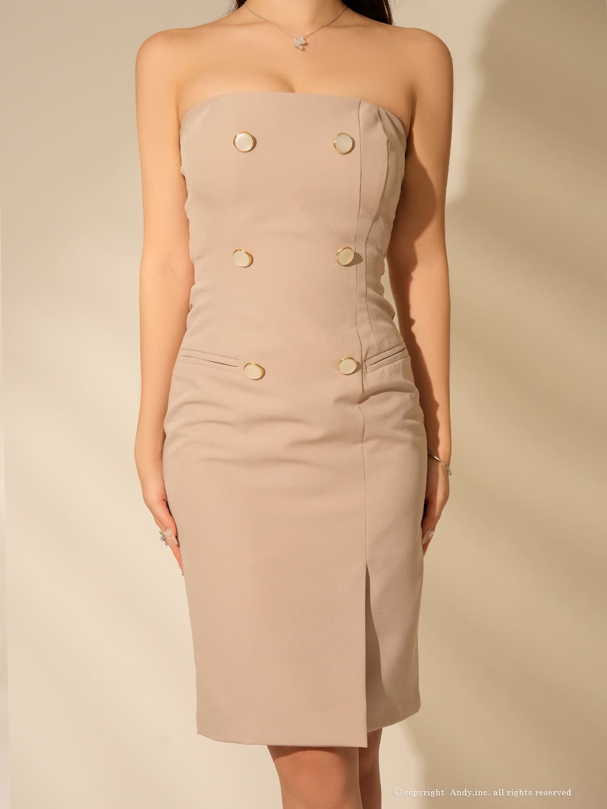 ベアトップ ワンカラー ダブルボタン スリット タイト 膝丈ドレスの詳細画像1