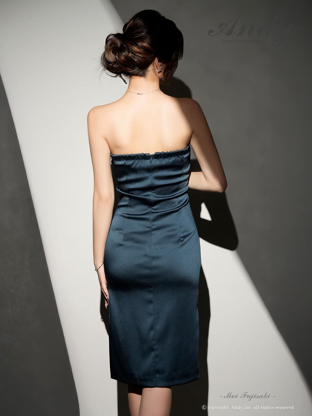 ベアトップ タック ワンカラー スリット タイト 膝丈ドレスの全身サイド画像1