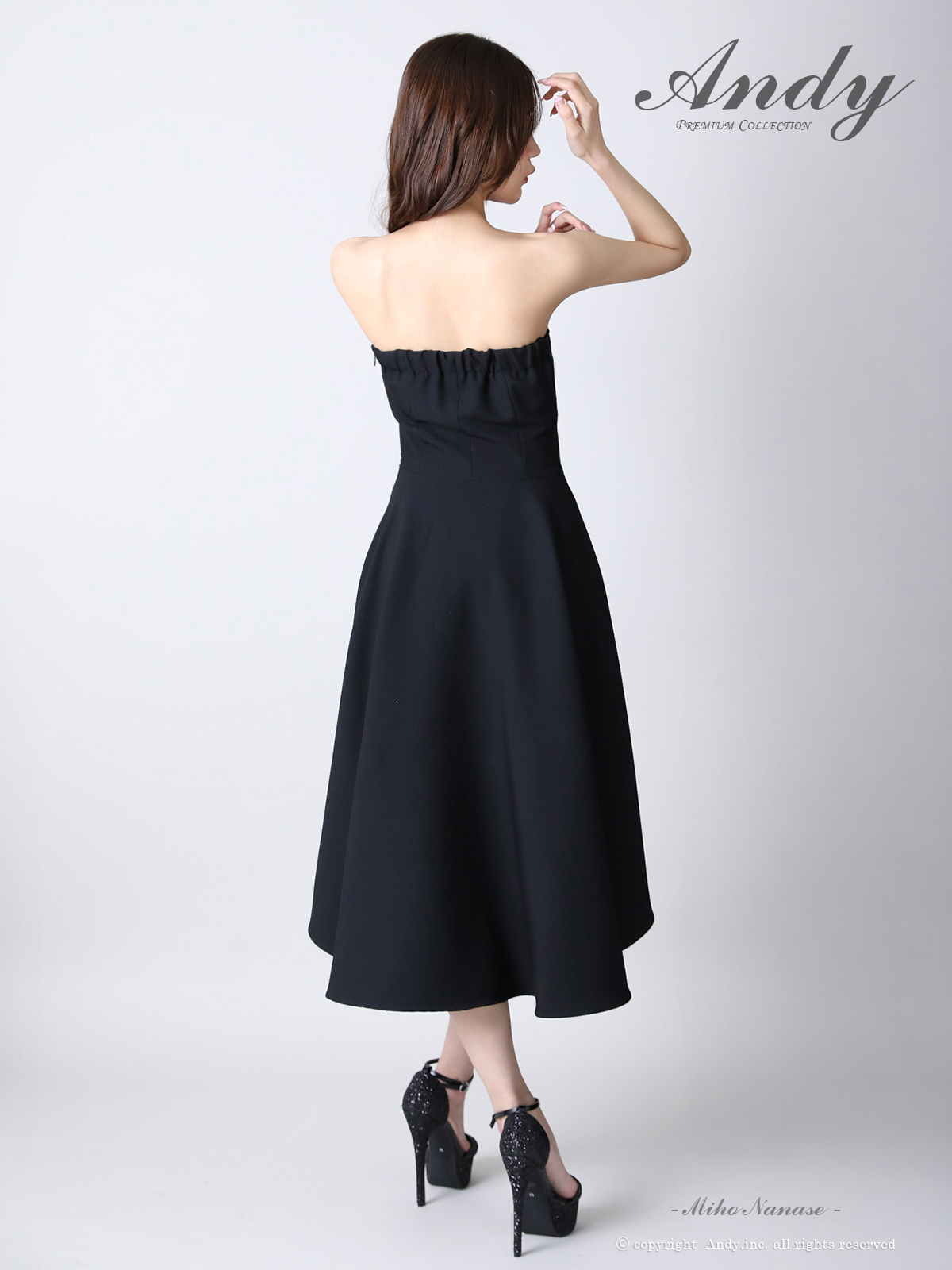 ベアトップ ボタン ワンカラー フレア ロングテールドレスの全身サイド画像1