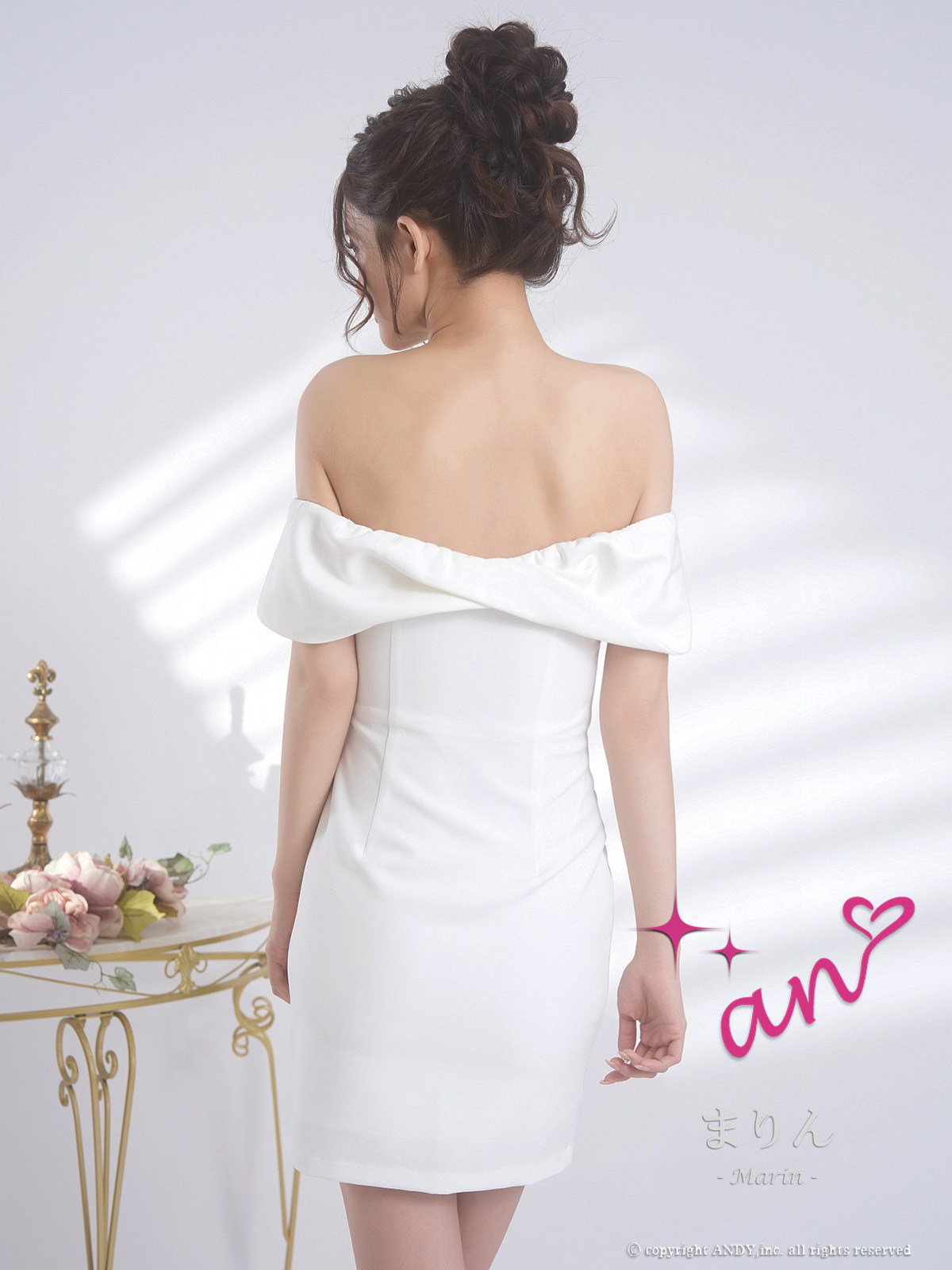 オフショルダー 半袖 ビジュー ボタン ポケット タイトミニドレスの全身バック画像2