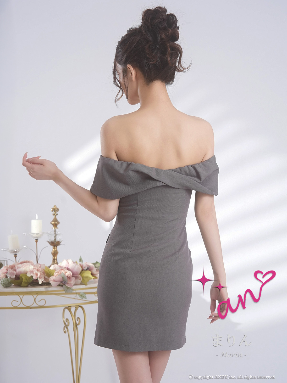 オフショルダー 半袖 ビジュー ボタン ポケット タイトミニドレスの全身バック画像3