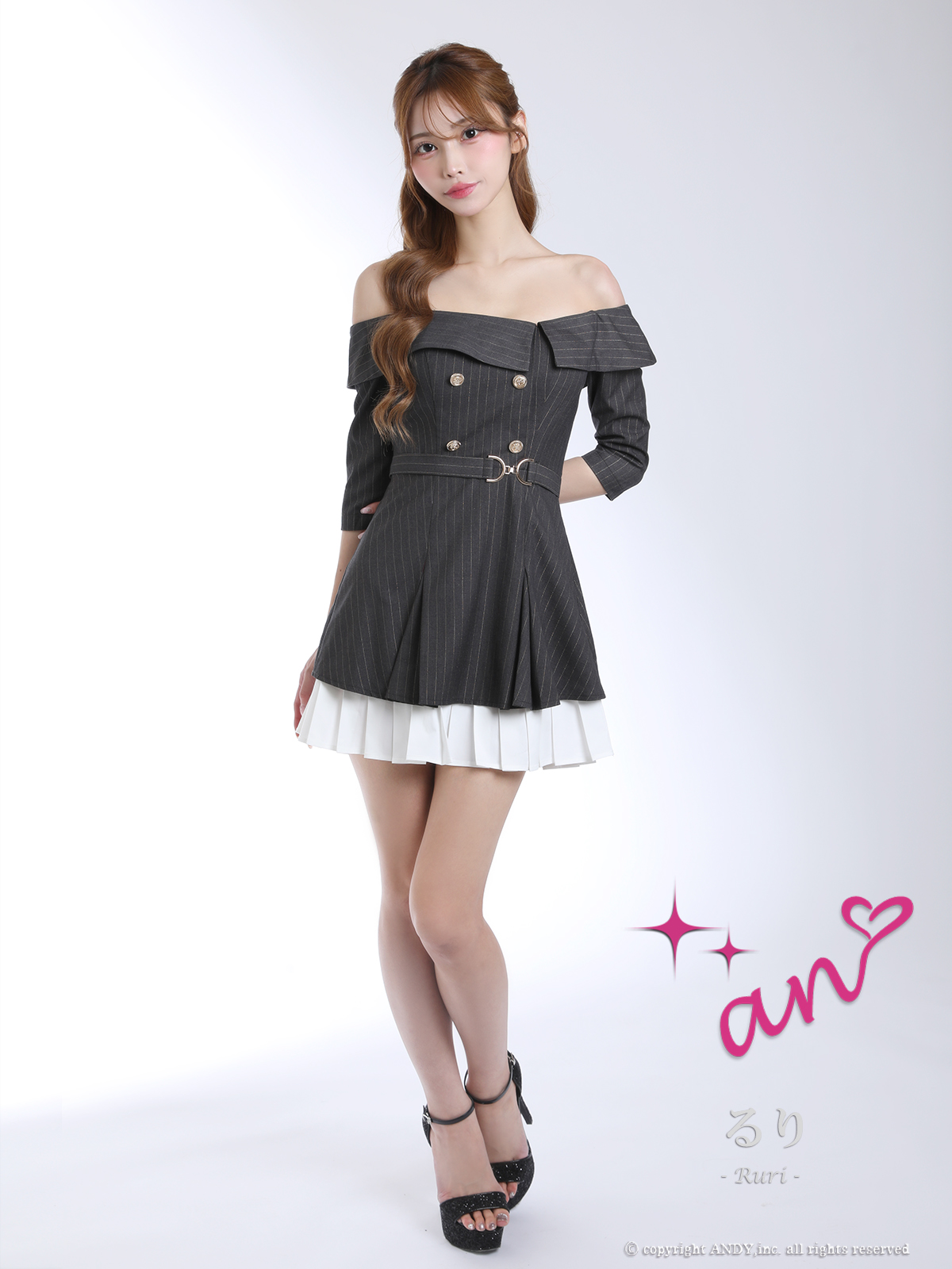 オフショル 袖あり ストライプ 飾りボタン プリーツ ベルト フレアミニドレスの全身フロント画像1