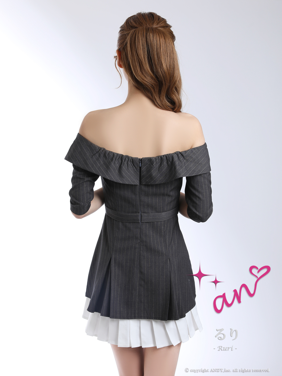 オフショル 袖あり ストライプ 飾りボタン プリーツ ベルト フレアミニドレスの全身バック画像1