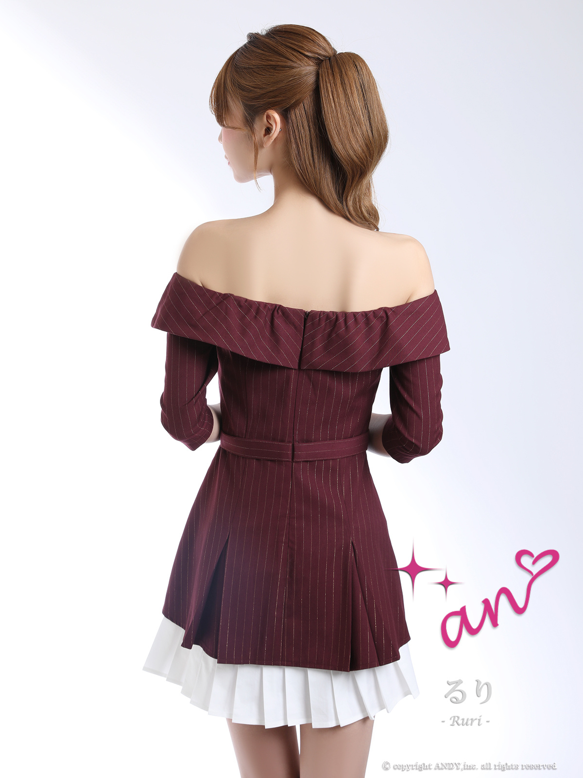 オフショル 袖あり ストライプ 飾りボタン プリーツ ベルト フレアミニドレスの全身バック画像2