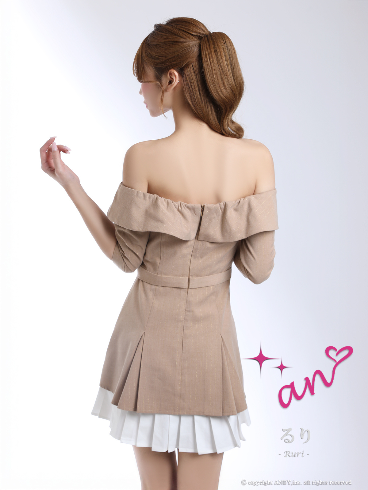 オフショル 袖あり ストライプ 飾りボタン プリーツ ベルト フレアミニドレスの全身バック画像3