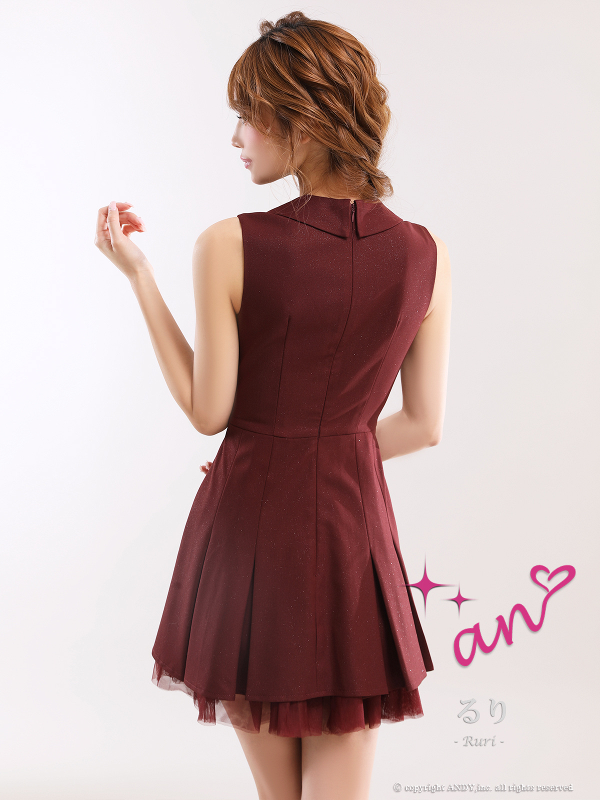 ノースリーブ 襟付き Vカット ビジューボタン プリーツ ワンカラー チュール フレアミニドレスの全身バック画像1