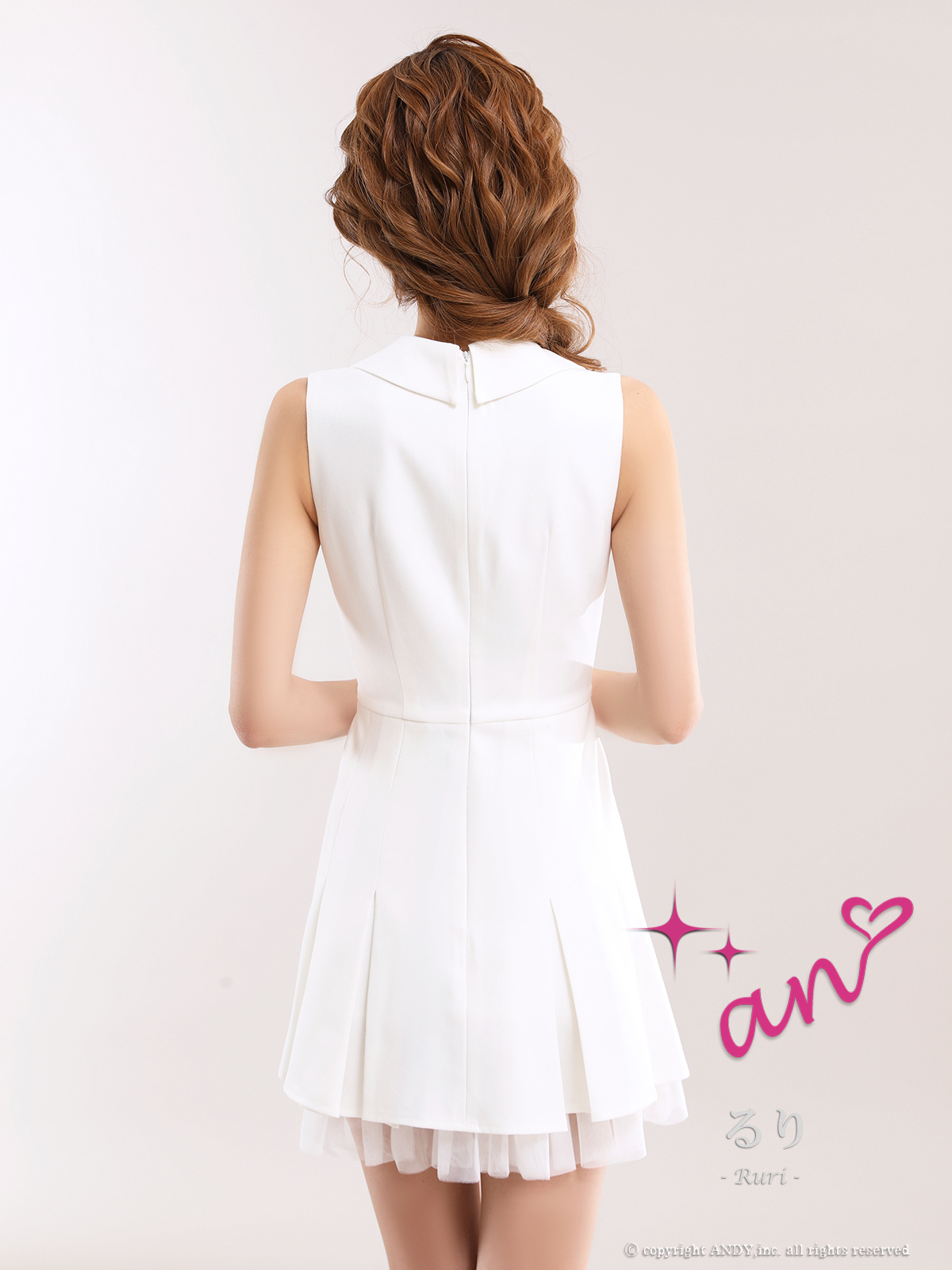 ノースリーブ 襟付き Vカット ビジューボタン プリーツ ワンカラー チュール フレアミニドレスの全身バック画像2