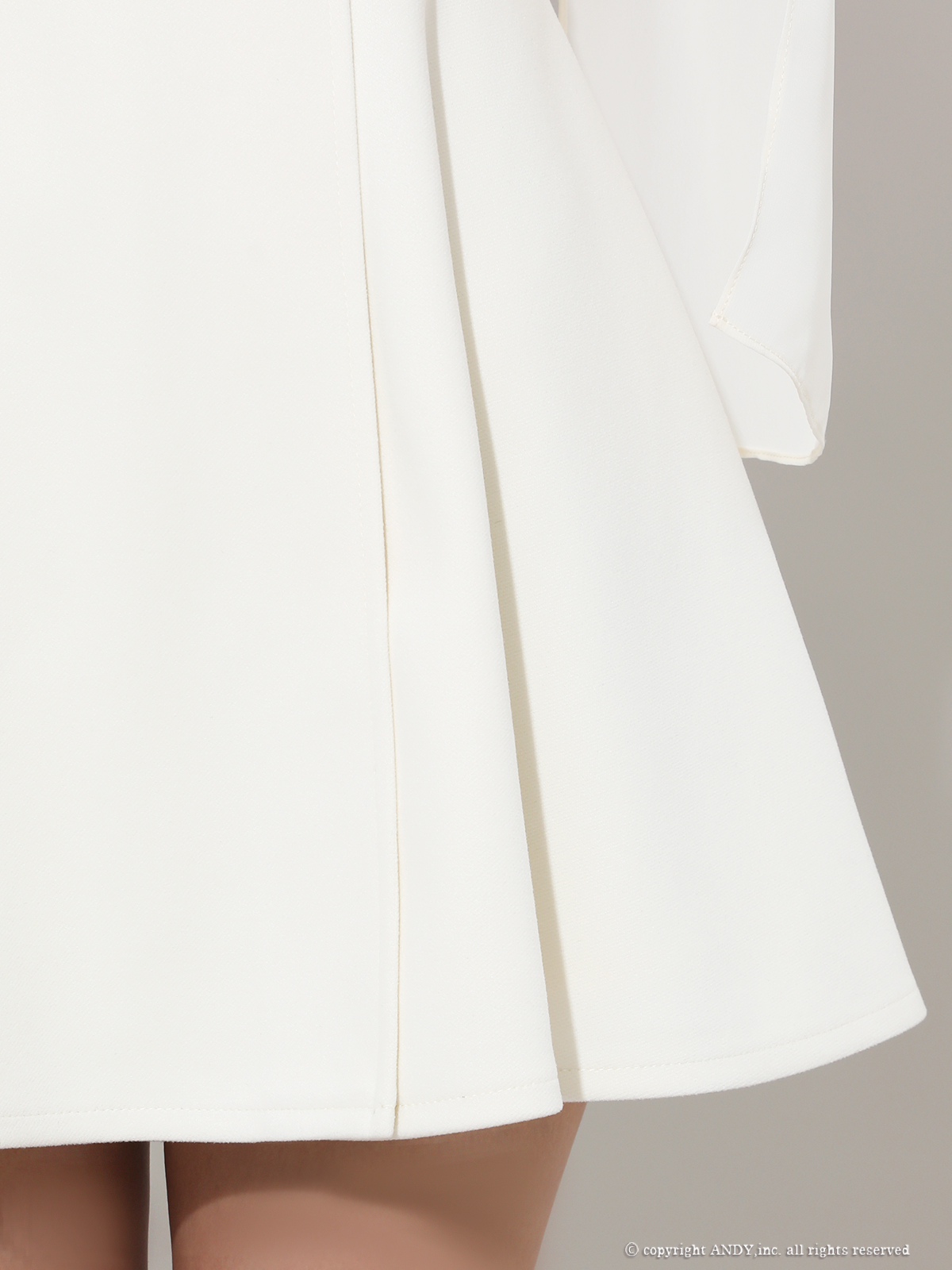 ノースリーブ ネックリボン チェーンベルト フリル プリーツ フレアミニドレスの全身フロント画像2