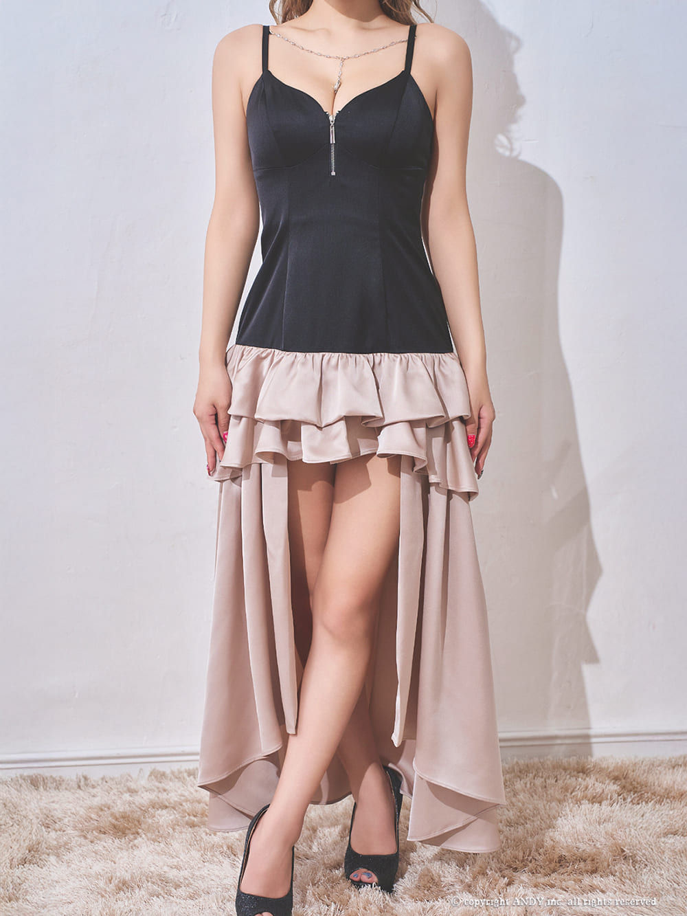 キャミソール ジップデザイン チャーム付き ティアード フリル フレア ロングテールドレスの全身バック画像1