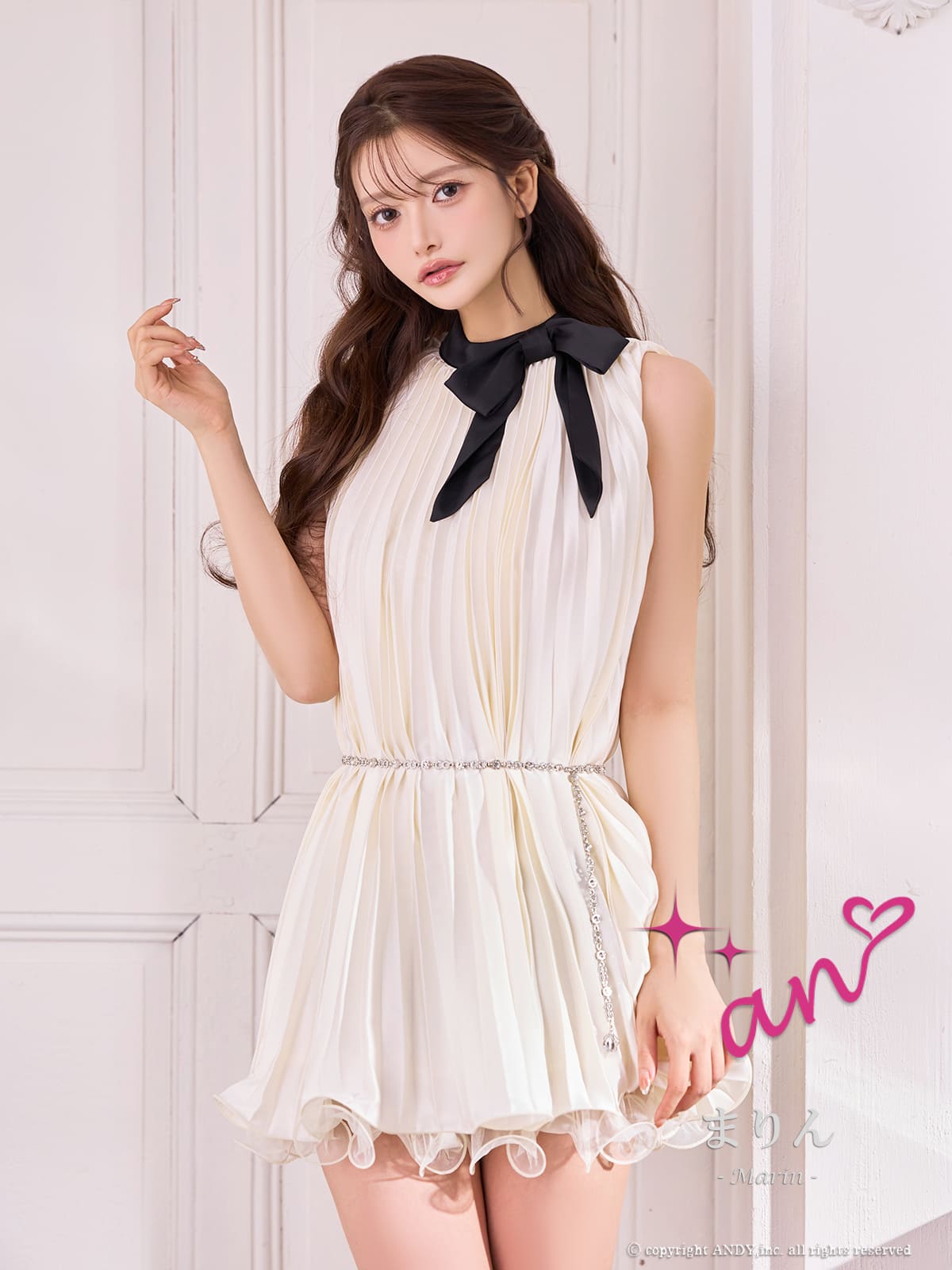 ノースリーブ ネックリボン チェーンベルト フリル プリーツ フレアミニドレスの全身フロント画像1