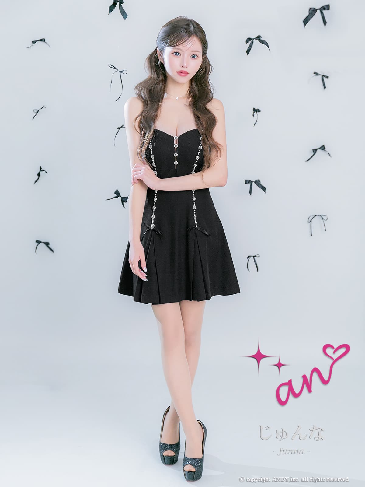 ベアトップ リボン ビジュー バストカット プリーツ フレアミニドレスの全身フロント画像1