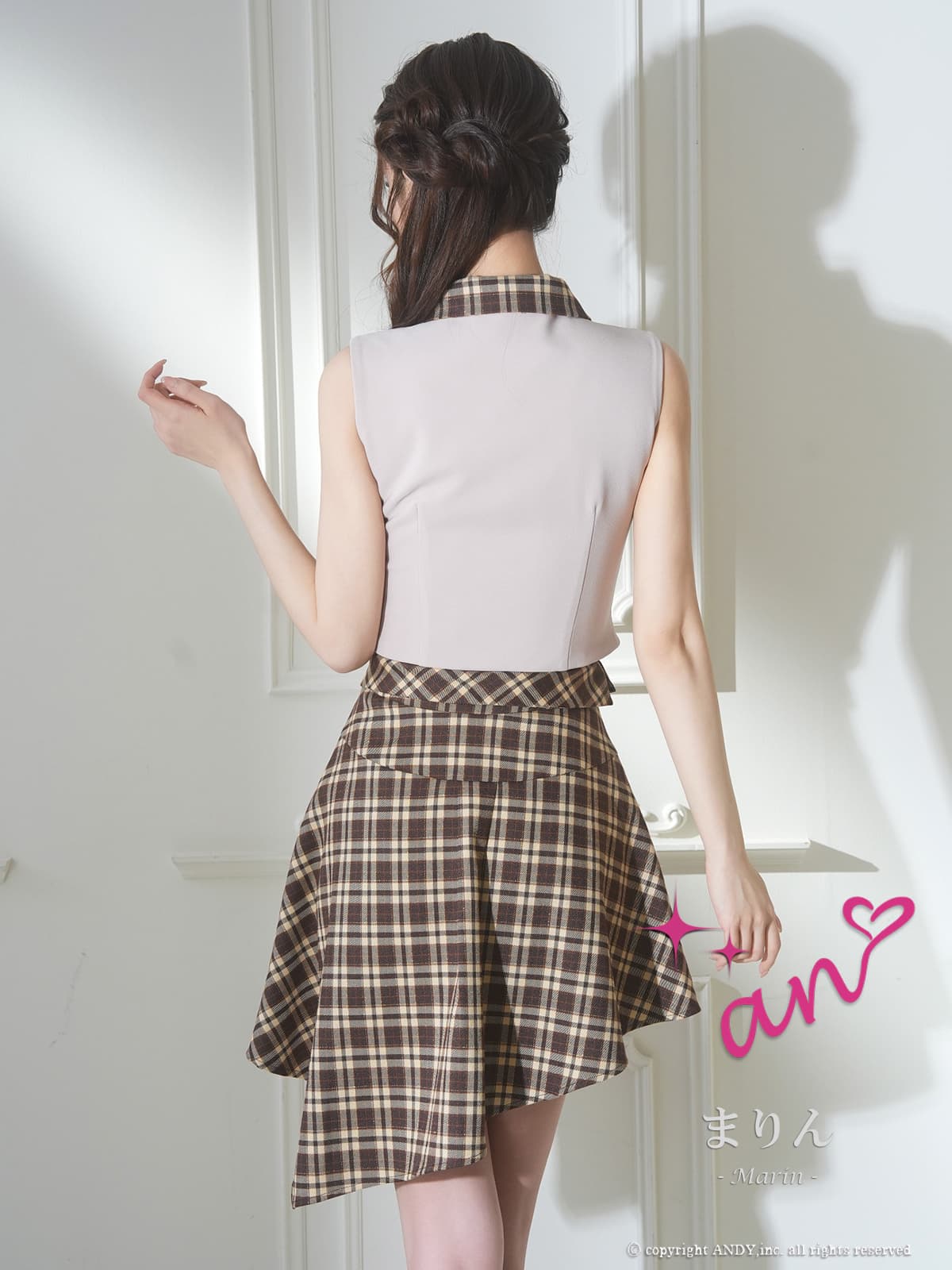 ノースリーブ セットアップ チェック柄 パール ボタン 襟付き アシンメトリー フレアミニドレスの全身バック画像1