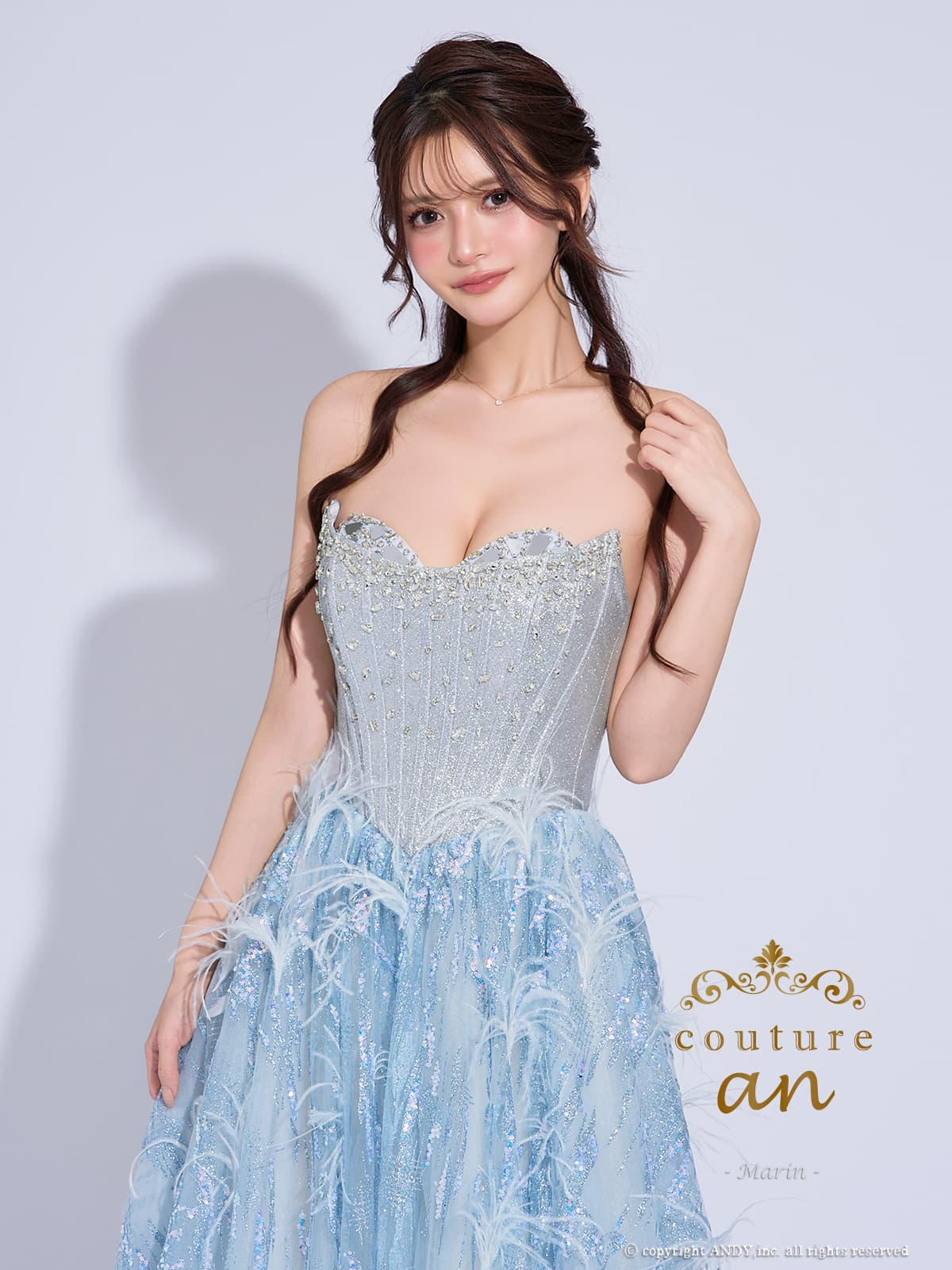 ベアトップ フェザー ビジュー グリッター チュール スパンコール レースアップ バースデー Aラインロングドレスの全身フロント画像1