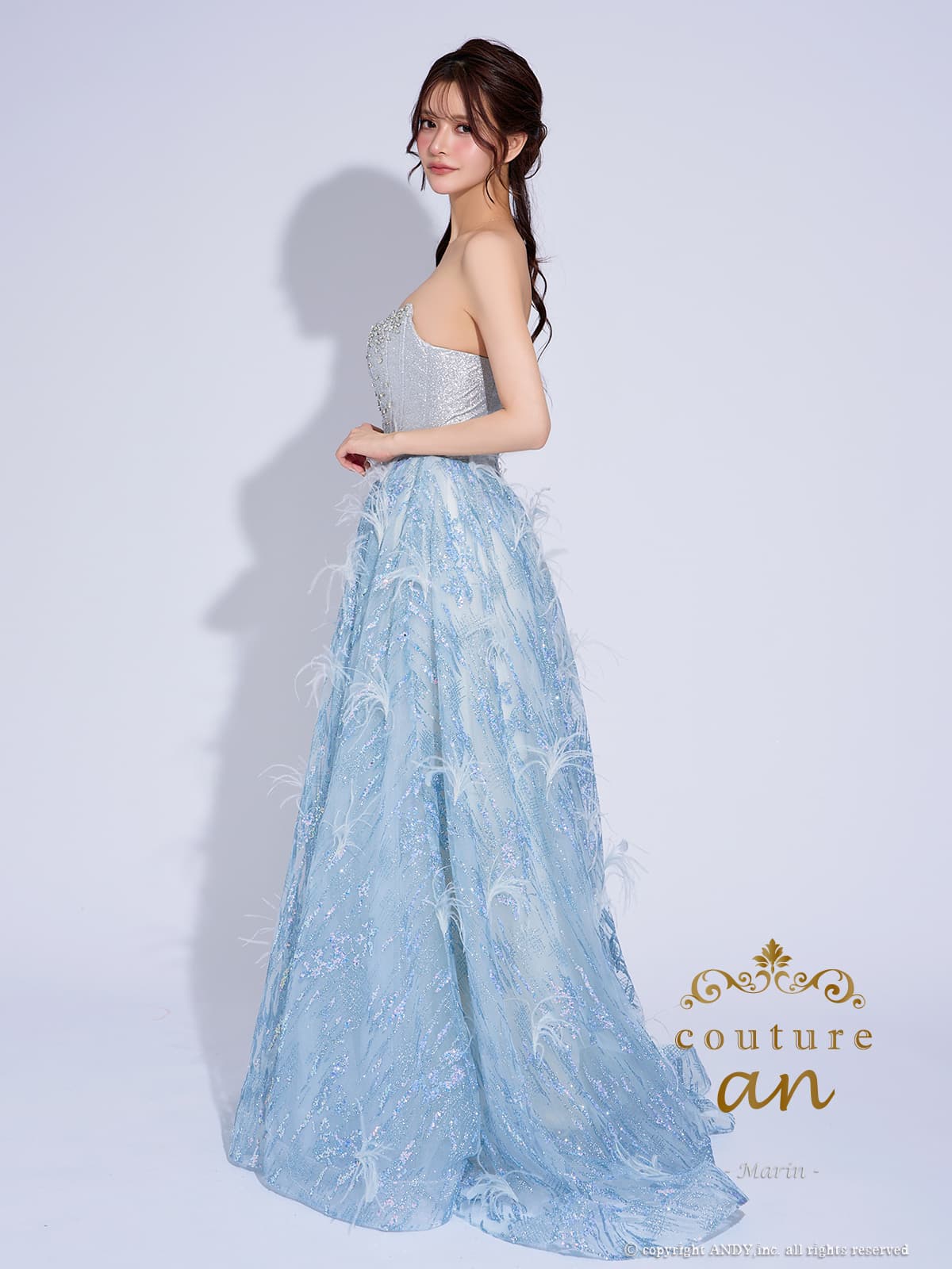 ベアトップ フェザー ビジュー グリッター チュール スパンコール レースアップ バースデー Aラインロングドレスの全身サイド画像1