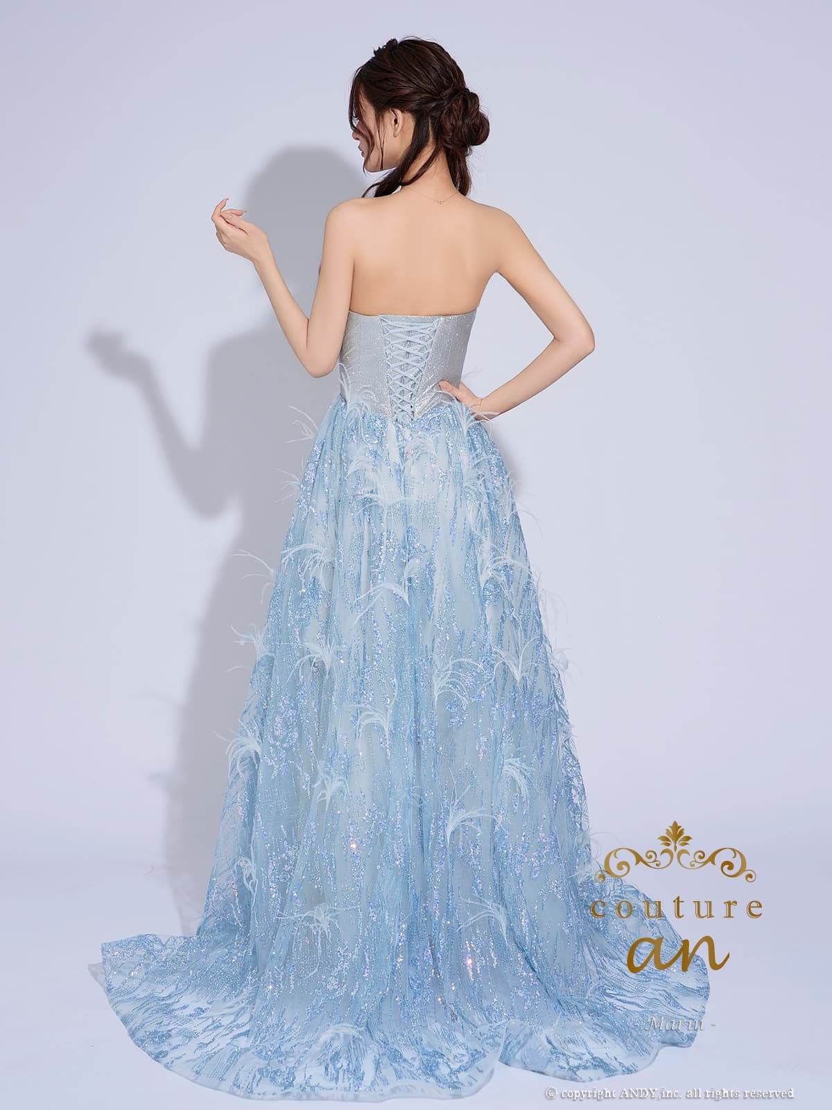 ベアトップ フェザー ビジュー グリッター チュール スパンコール レースアップ バースデー Aラインロングドレスの全身バック画像1