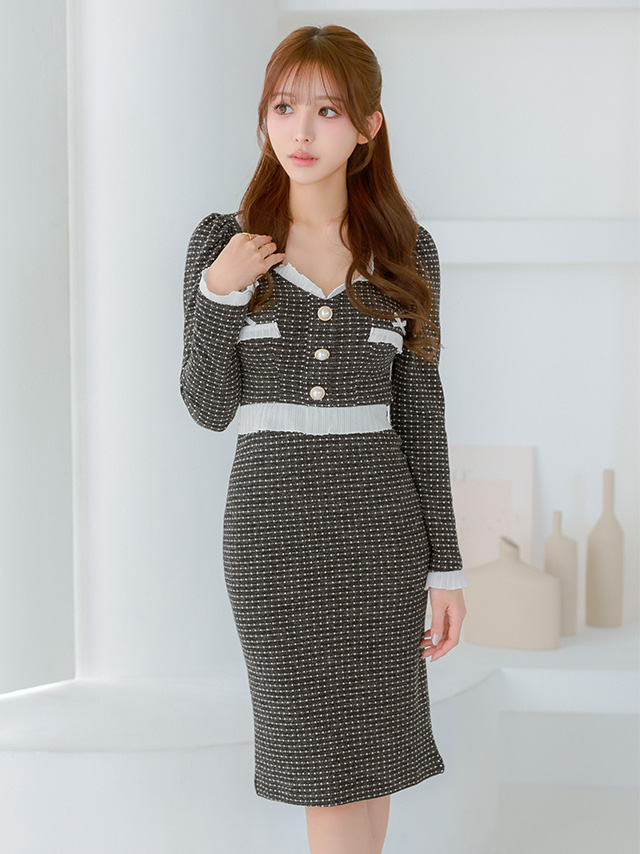 リボン フリル ガーリー 長袖 ツイード モノトーン ゴールドボタン タイト 膝丈ドレスのイメージ画像3