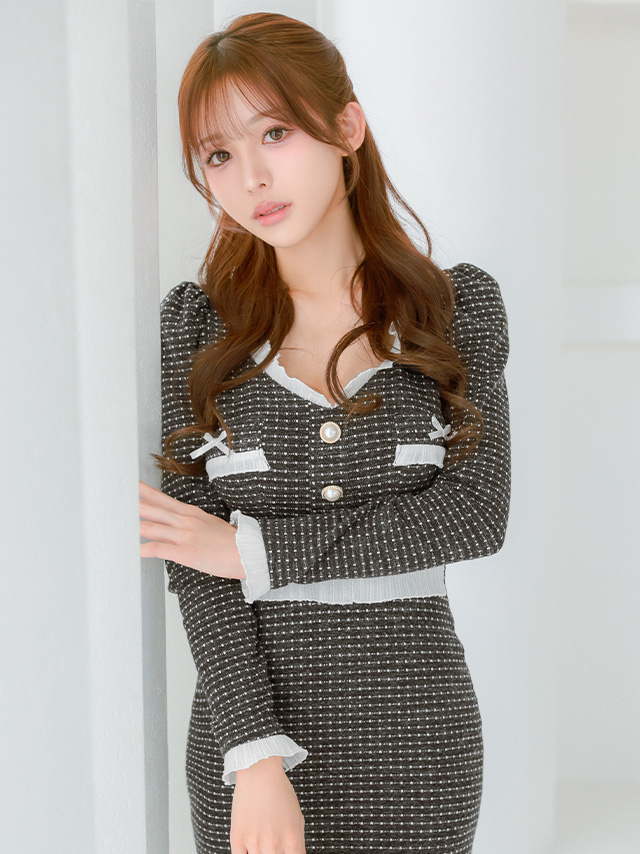 リボン フリル ガーリー 長袖 ツイード モノトーン ゴールドボタン タイト 膝丈ドレスのイメージ画像4