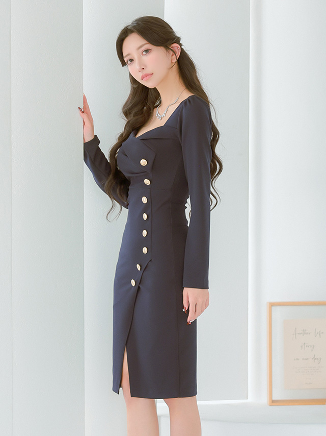 カシュクール風 ペンタゴンネック ゴールドボタン 長袖 スリット タイト 膝丈ドレスのイメージ画像2