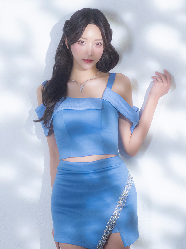 フェミニン 肩あき アシンメトリー ビジュー スリット セットアップ タイトミニドレスのイメージ画像1