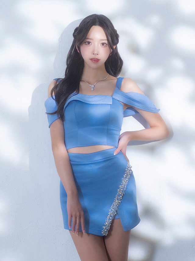 フェミニン 肩あき アシンメトリー ビジュー スリット セットアップ タイトミニドレスのイメージ画像1