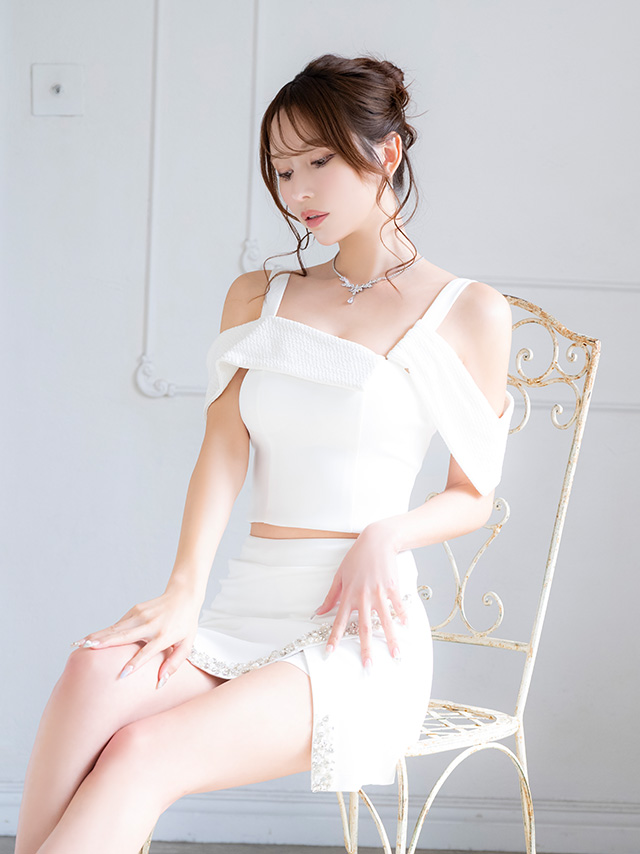 フェミニン 肩あき アシンメトリー ビジュー スリット セットアップ タイトミニドレスのイメージ画像3