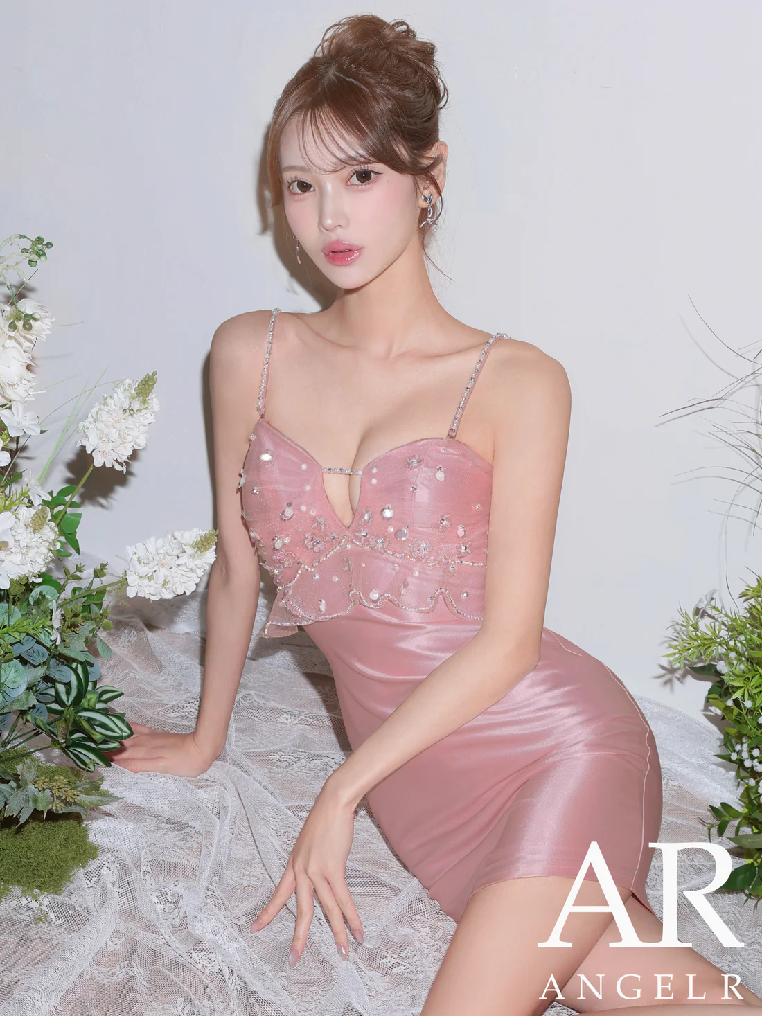 キャミソール 2way ベアトップ フリル パール ビジュー フェミニン　フラワーデザイン タイトミニドレスのメイン画像