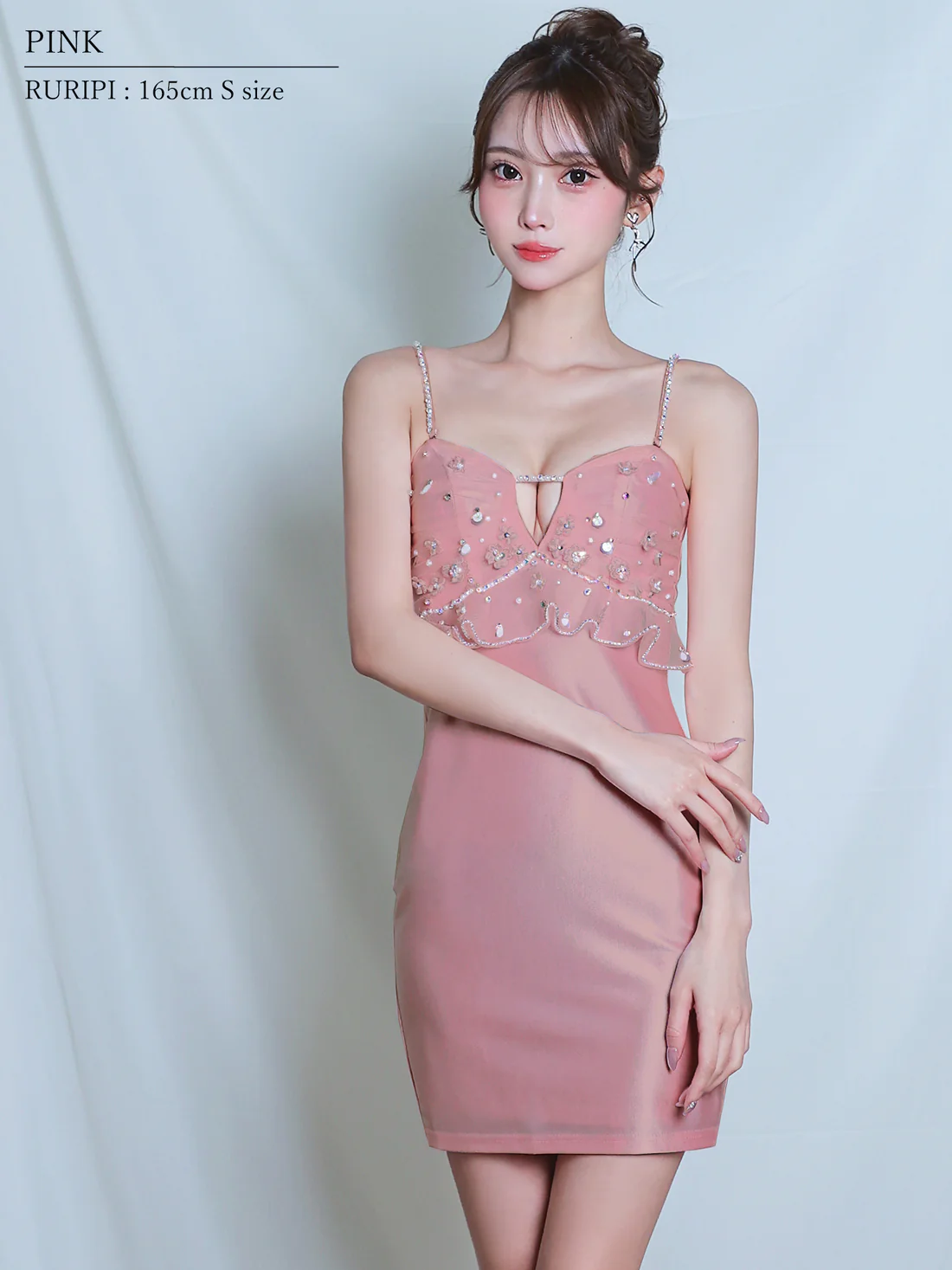 キャミソール 2way ベアトップ フリル パール ビジュー フェミニン　フラワーデザイン タイトミニドレスのイメージ画像2