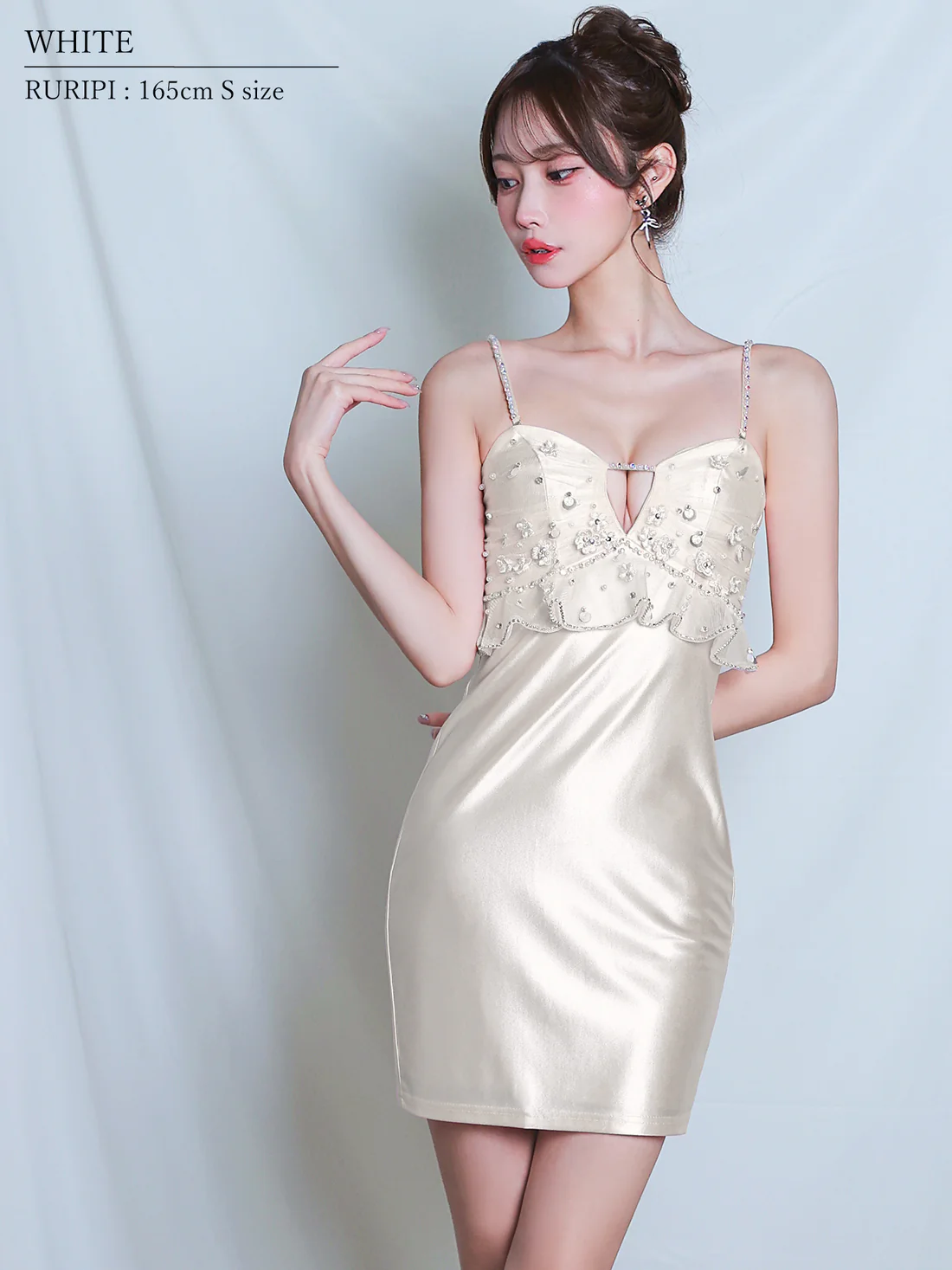 キャミソール 2way ベアトップ フリル パール ビジュー フェミニン　フラワーデザイン タイトミニドレスのイメージ画像3