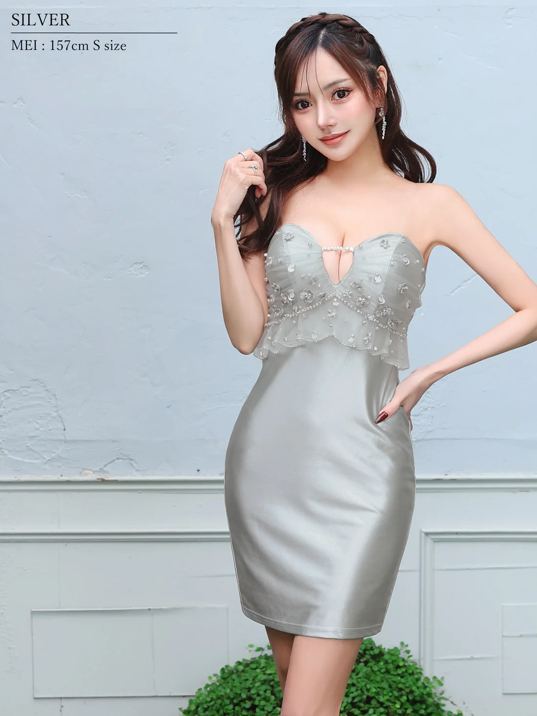 キャミソール 2way ベアトップ フリル パール ビジュー フェミニン　フラワーデザイン タイトミニドレスのイメージ画像6