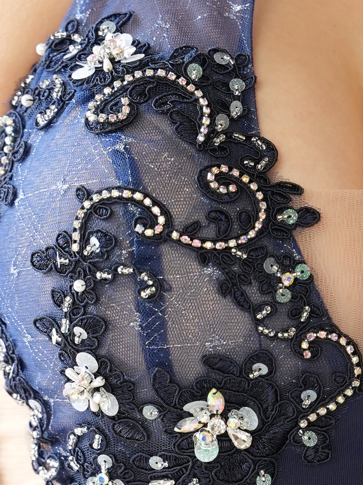 ホルターネック くびれ透け フロントレース ビジュー 刺繍 タイトミニドレスのイメージ画像12