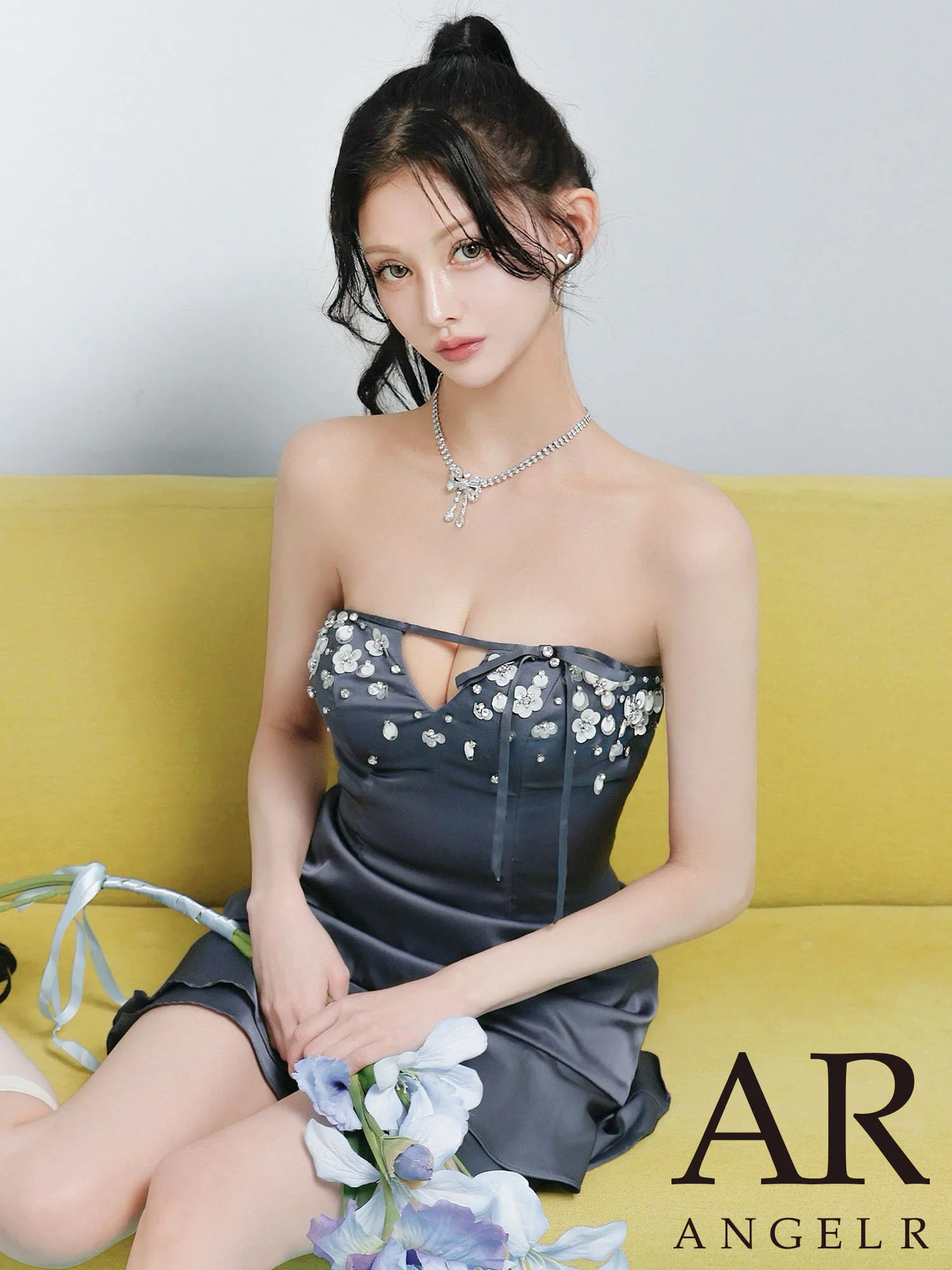 ベアトップ バストカット リボン フラワービジュー フリル サテン セットアップ フレアミニドレスのメイン画像