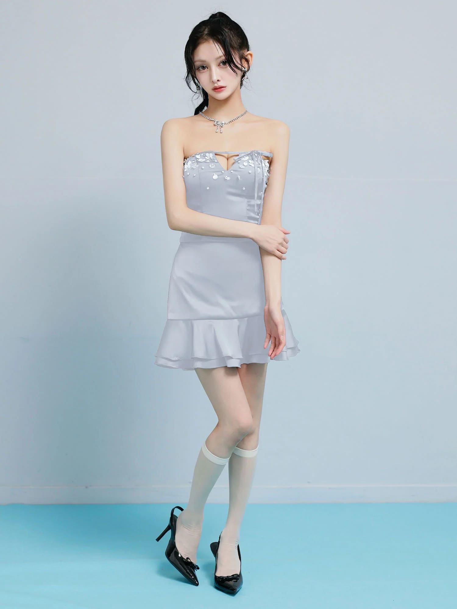 ベアトップ バストカット リボン フラワービジュー フリル サテン セットアップ フレアミニドレスのイメージ画像5