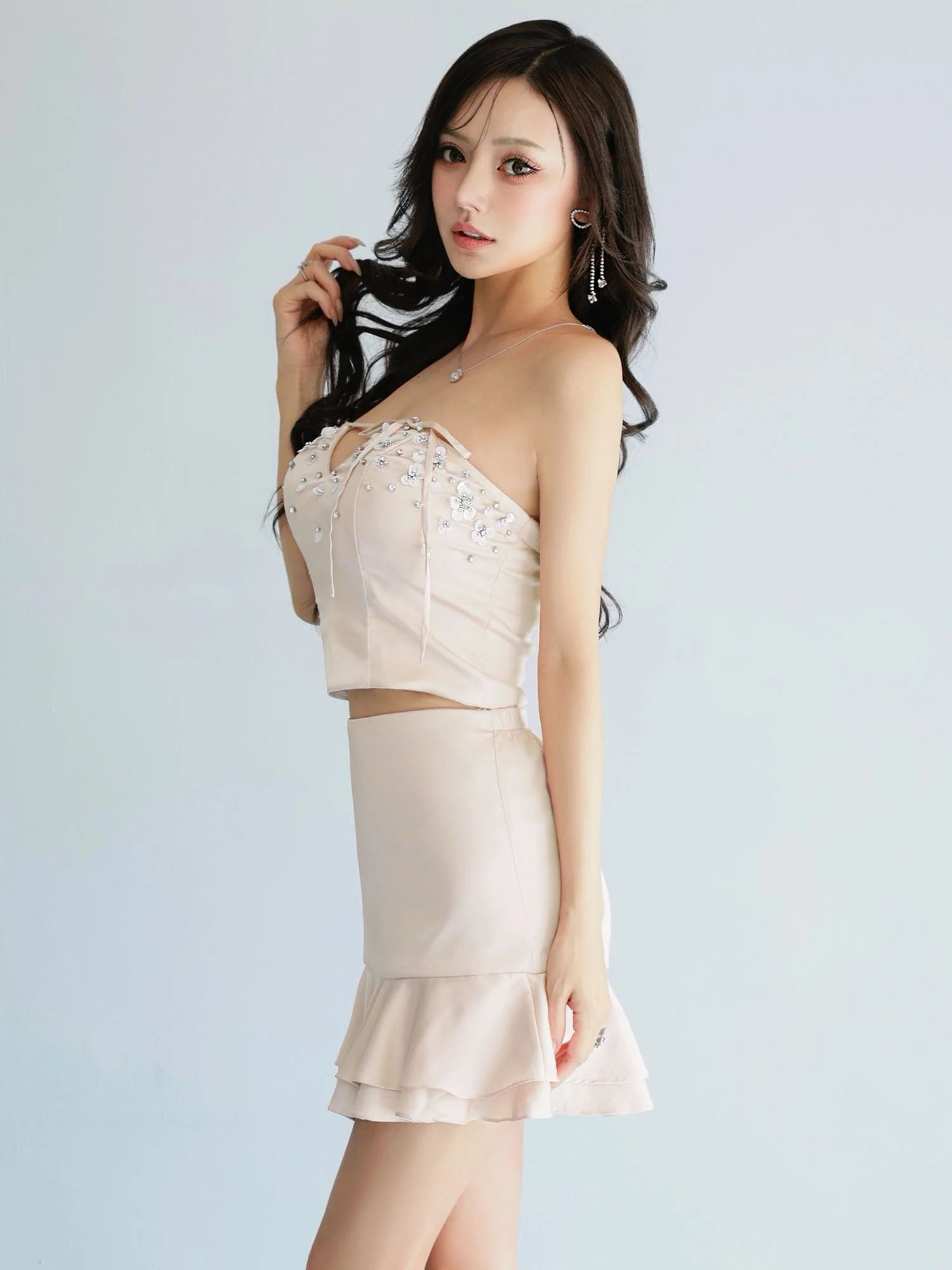 ベアトップ バストカット リボン フラワービジュー フリル サテン セットアップ フレアミニドレスのイメージ画像8