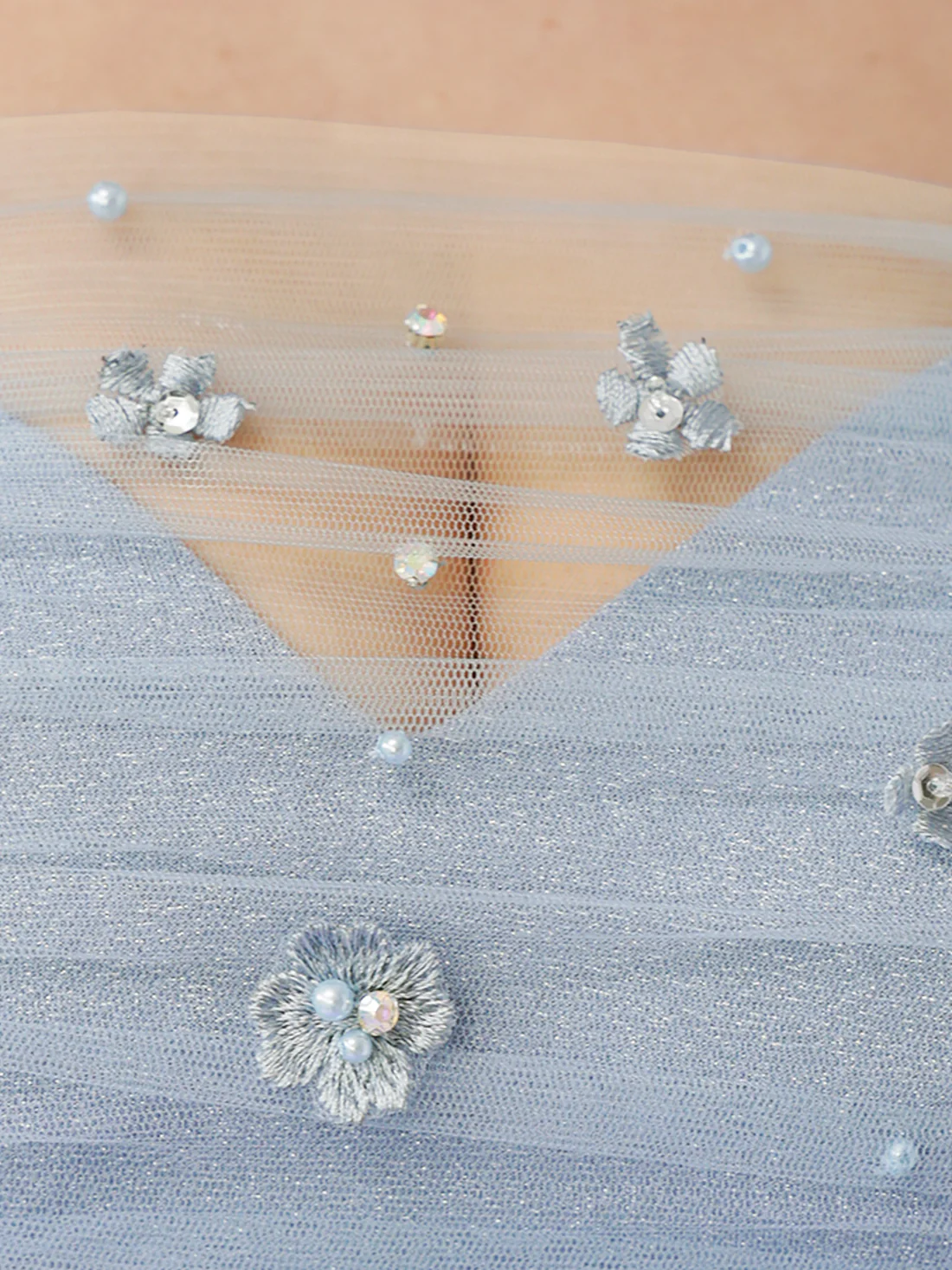 オフショル風 フラワー リボン メッシュ ベアトップ ビジュー フェミニン シアースリーブ キャミソール タイトミニドレスのイメージ画像11