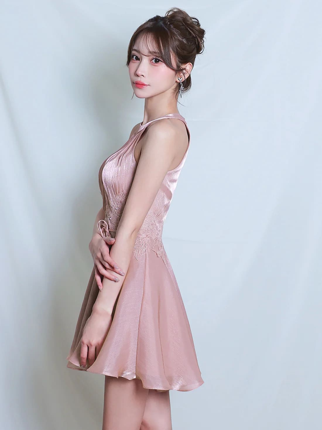 ホルターネック ウエストリボン フラワーメッシュ ギャザー 刺繍 フレアミニドレスのイメージ画像10